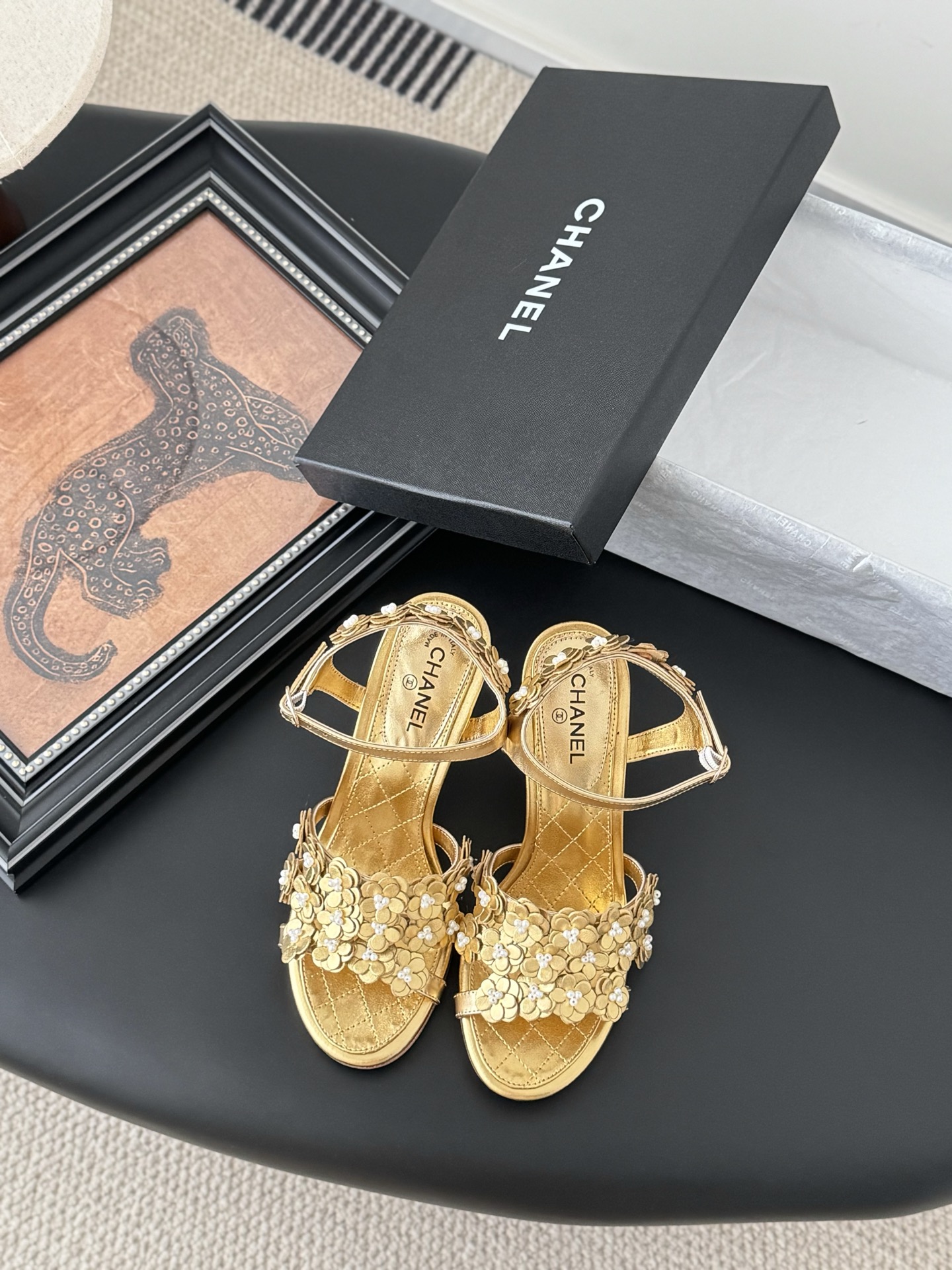 NO:265014,Chanel 25P new camellia slippers. Each exquisite flower has a small crystal flower core embellishment. I would like to call it the hydrangeas. The difference between this season's Mary Jane shoes is very unique and fairy. The half-hollow lace-up design is small and playful and invincible. The white lace-up is very beautiful and girlish. The upper inside the upper and the genuine leather sole. Size: 35-39 40 Custom made non-return and exchange, high heels, chanel, sandals, mary jane, high heels, slippers, sheepskin, Leather soles19860909Chanel 25P新款山茶花拖鞋 精致的花朵每一朵都有小水晶花芯儿点缀我愿叫它星星点点的绣球花很别致又很仙女 这一季的玛丽珍鞋子区别与以前半镂空的系带设计小俏皮又无敌舒适 白色系奶乎乎穿起来很乖的少女感 鞋面内里羊皮 真皮大底 Size:35-39 40定做不退换,高跟鞋凉鞋,chanel,sandals,mary jane,high heels,slippers,sheepskin,Leather soles,Women's Shoes