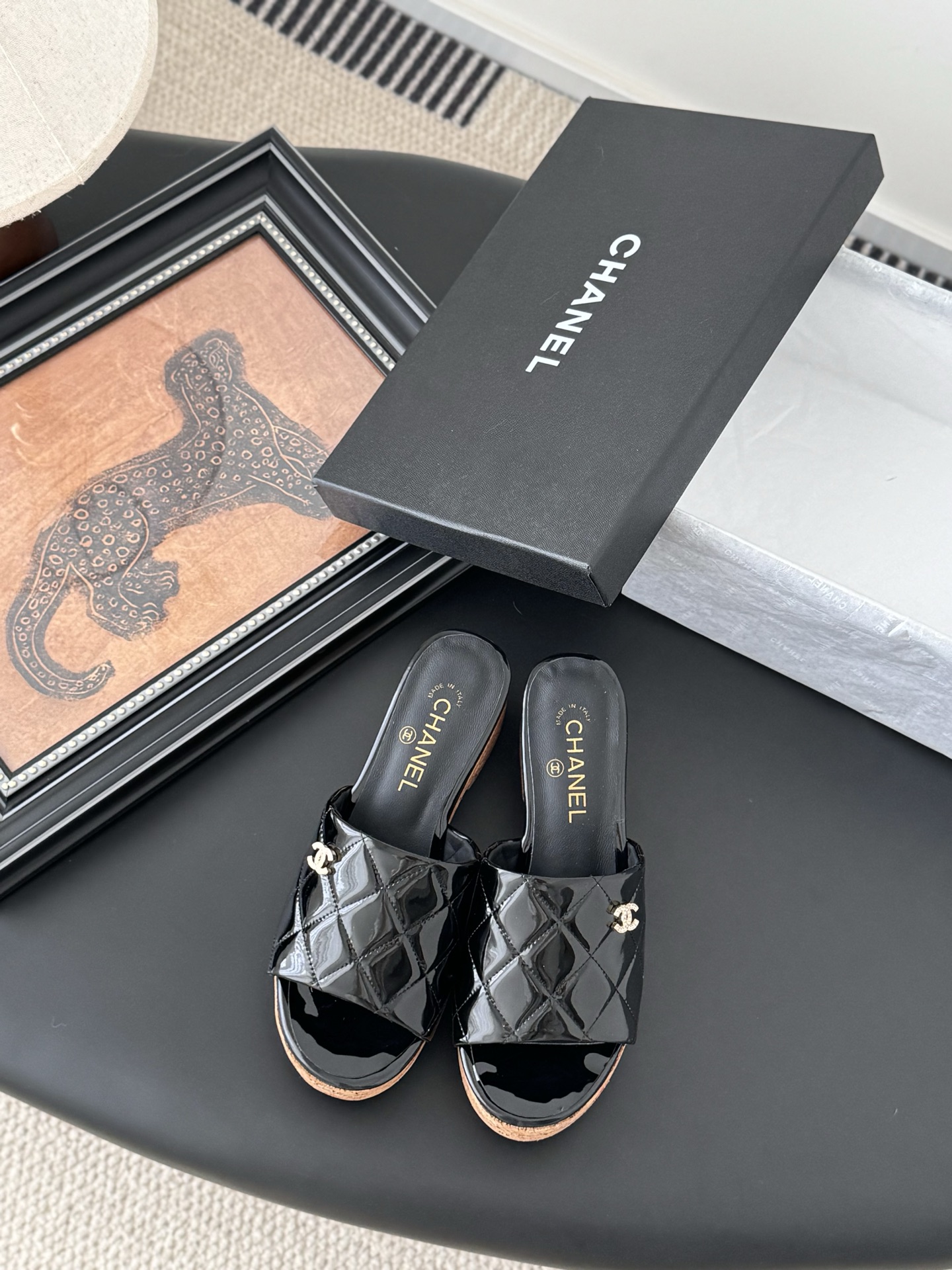 NO:265009,Chanel 25P new waterproof platform slippers cowhide patent leather inner sheepskin original outsole Size:35-39 Other sizes customized, slippers, chanel, slippers, cowhide, sheepskin19860909Chanel 25P新款防水台拖鞋 牛皮漆皮 内里羊皮 原版大底 Size:35-39 其他码数定做,拖鞋,chanel,slippers,cowhide,sheepskin,Women's Shoes