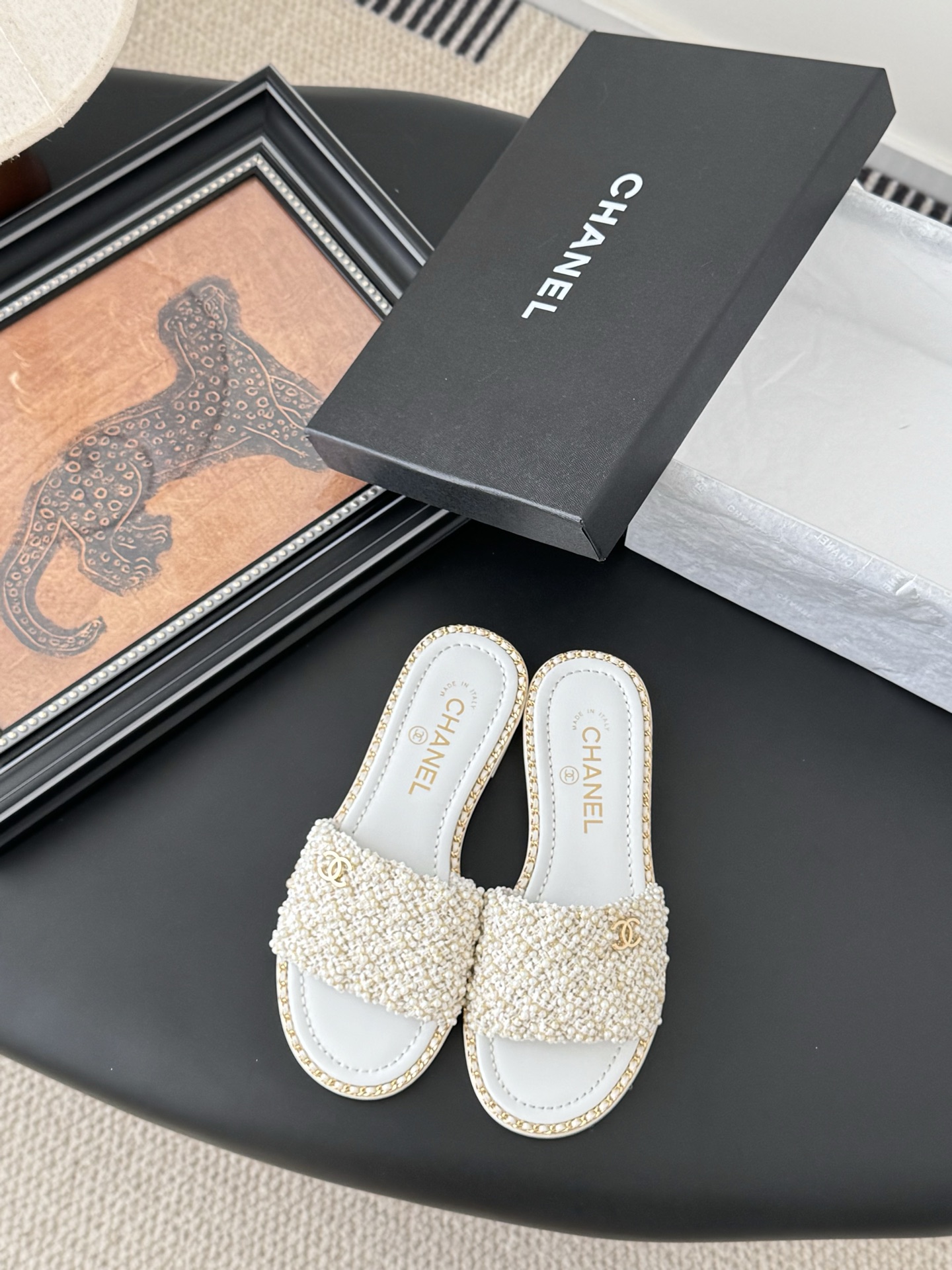 NO:265011,Chanel 25K spring and summer new pearl double C slippers, woven pearls, inner sheepskin, original outsole. Flat sole/4cm Size: 35-39 40 set, slippers, chanel, slippers, sheepskin19860909Chanel 25K春夏新品珍珠双C拖鞋 鞋面编织珍珠,内里羊皮,原版大底. 平底/4cm Size:35-39 40定,拖鞋,chanel,slippers,sheepskin,Women's Shoes