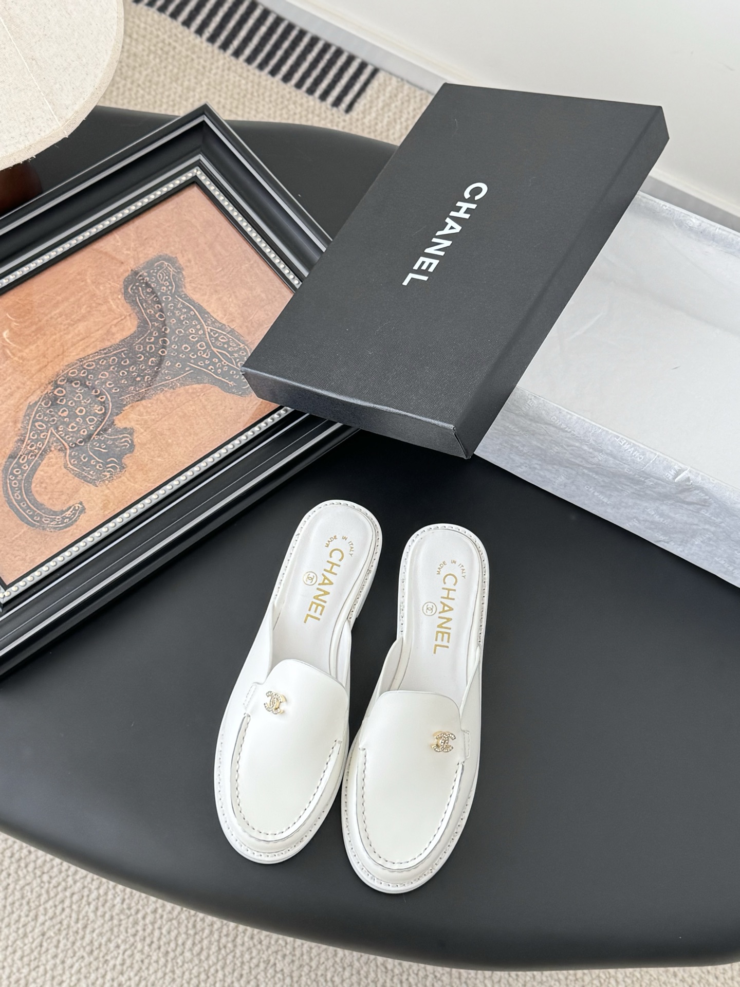 NO:265007,Chanel 25C new double C button loafers, the return double C button design, special Vintage, full of retro flavor, loafers have also grown to aesthetics, upper cowhide, inner sheepskin, original outsole Size: 35-39 Other sizes customized, semi-torque, chanel, loafers, cowhide, sheepskin19860909Chanel 25C新款双C扣乐福鞋 回归的双C扣设计 特别Vintage 复古味十足 乐福鞋也长到了审美上 鞋面牛皮 内里羊皮 原版大底 Size:35-39 其他码数定做,半拖,chanel,loafers,cowhide,sheepskin,Women's Shoes