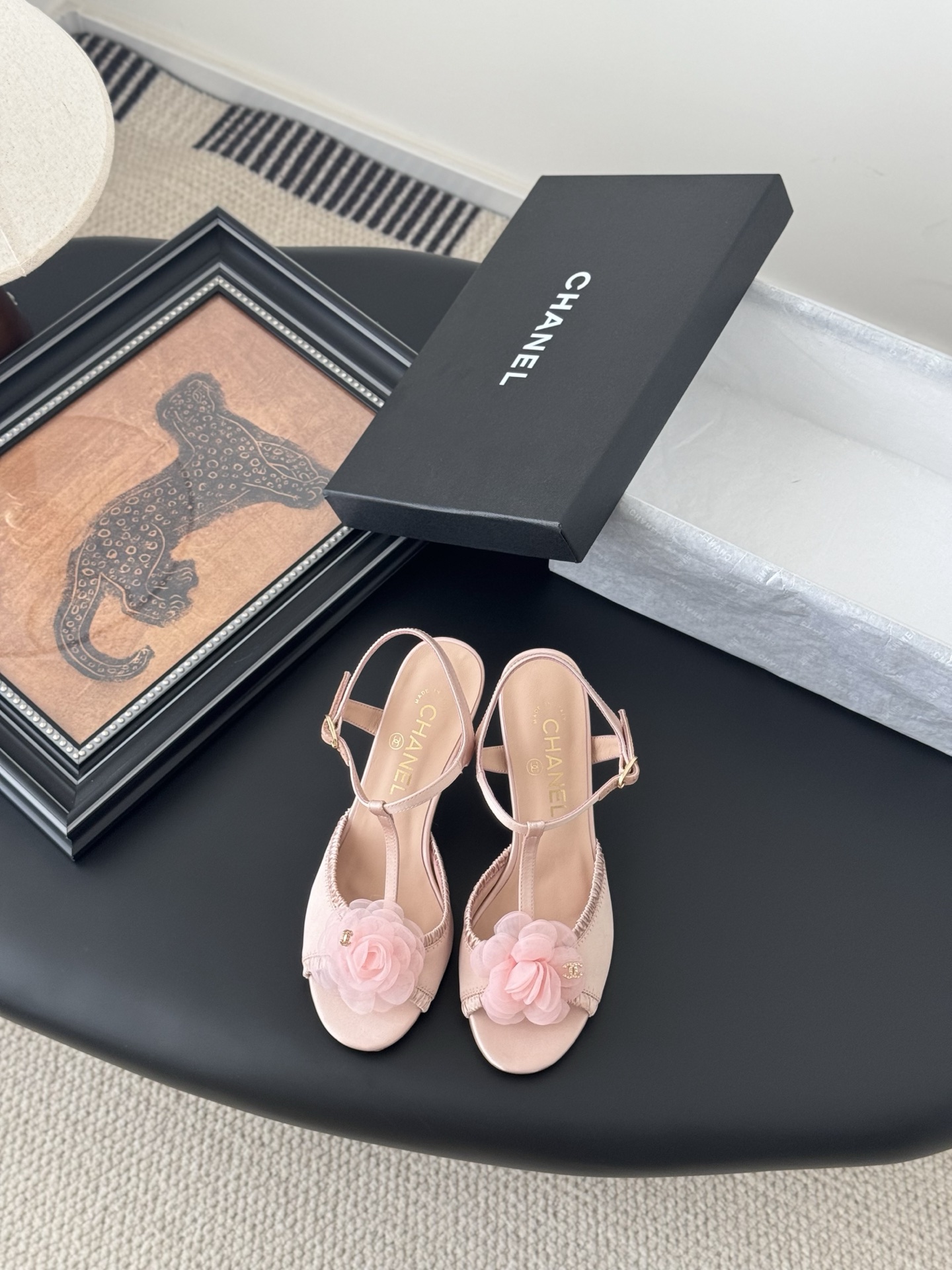 NO:265003,Chanel 25P new camellia sandals. Each exquisite flower has a small crystal flower core embellishment. I would like to call it the hydrangeas. The difference between this season's Mary Jane shoes is very unique and fairy. The half-hollow lace-up design of the previous half-hollow lace-up design is small and playful and invincible. The white lace-up milk is very well-behaved. The inner sheepskin leather outsole. Size: 35-39 40 Custom made non-return and exchange, high heels, chanel, sandals, mary jane, high heels, sheepskin, Leather soles19860909Chanel 25P新款山茶花凉鞋 精致的花朵每一朵都有小水晶花芯儿点缀我愿叫它星星点点的绣球花很别致又很仙女 这一季的玛丽珍鞋子区别与以前半镂空的系带设计小俏皮又无敌舒适 白色系奶乎乎穿起来很乖的少女感 内里羊皮 真皮大底 Size:35-39 40定做不退换,高跟鞋凉鞋,chanel,sandals,mary jane,high heels,sheepskin,Leather soles,Women's Shoes