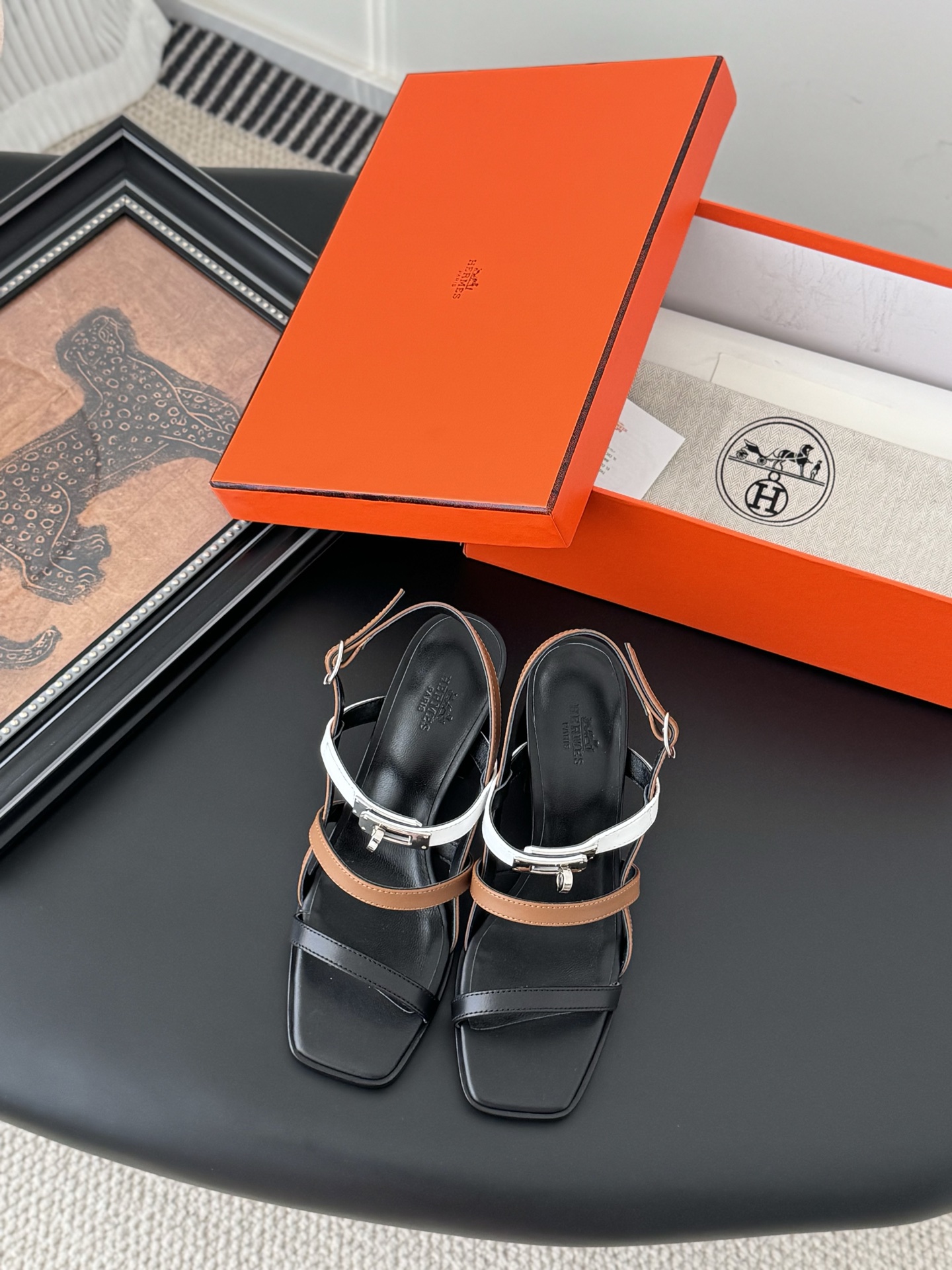 NO:264998,Hermes 25 new sandals, new H-tug, height increase of about 6cm~ It has a classic H-shaped leather surface, delicate and versatile on the feet!  Upper cowhide inner sheepskin Size:35-40, high heels sandals, hermes, sandals, high heels, cowhide, sheepskin19860909Hermes 25新款凉鞋 新款H拖,增高大概6CM左右～ 很经典的H型皮面,上脚秀气百搭！ 鞋面牛皮 内里羊皮 Size:35-40,高跟鞋凉鞋,hermes,sandals,high heels,cowhide,sheepskin,Women's Shoes
