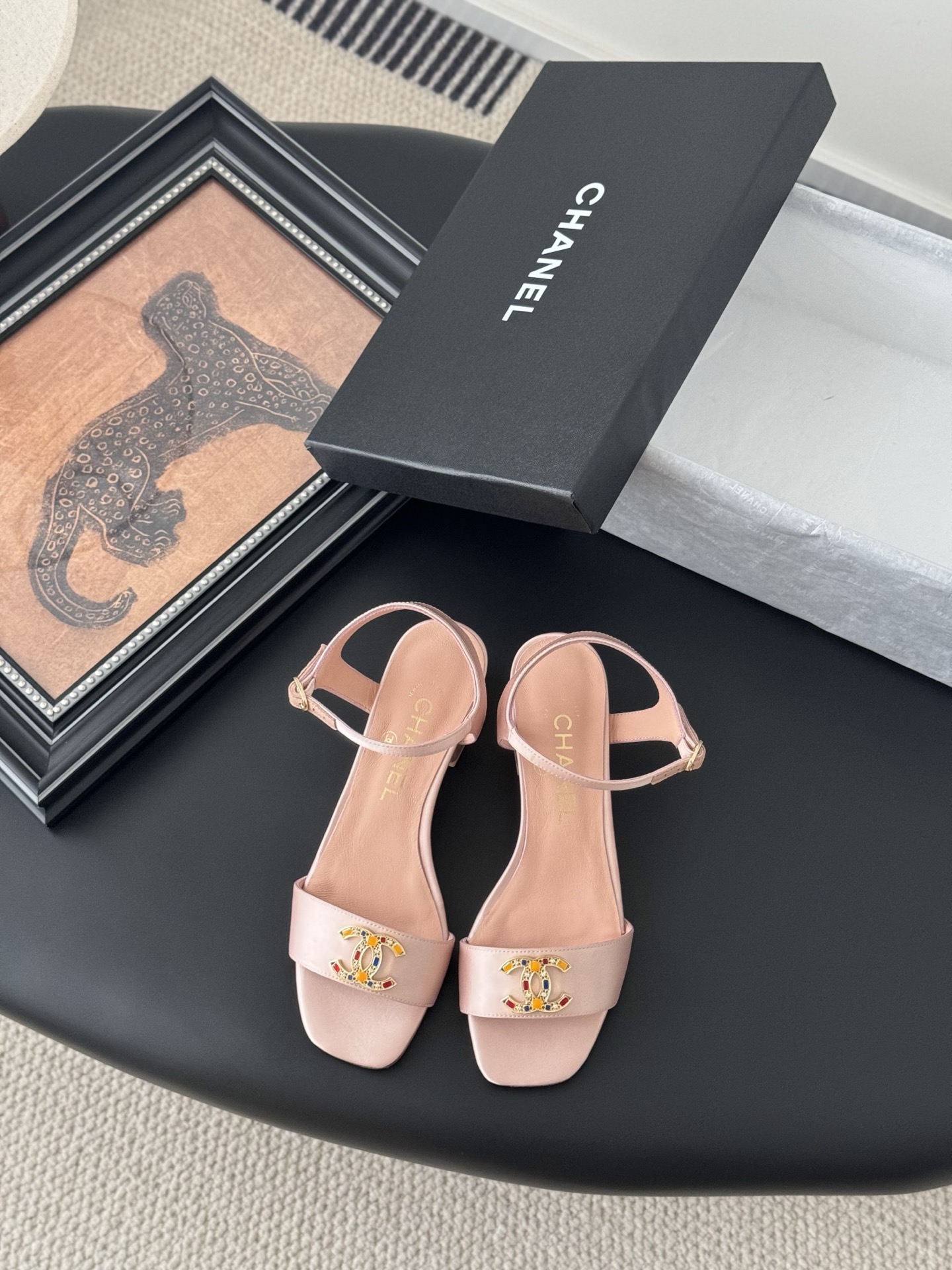 NO:264999,Chanel 25K Mary Jane new sandals, high version and high quality, complete colors~ Welcome to recommend, upper satin, inner sheepskin, genuine leather outsole, heel height 4cm Size: 35-39 Other sizes customized, high heels, chanel, sandals, mary jane, high heels, sheepskin, silk fabric, Leather soles19860909Chanel 25K玛丽珍新款凉鞋 高版本高品质,全颜色做齐全～ 欢迎主推 鞋面绸缎 内里羊皮 真皮大底 跟高4cm Size:35-39 其他码数定做,高跟鞋凉鞋,chanel,sandals,mary jane,high heels,sheepskin,silk fabric,Leather soles,Women's Shoes