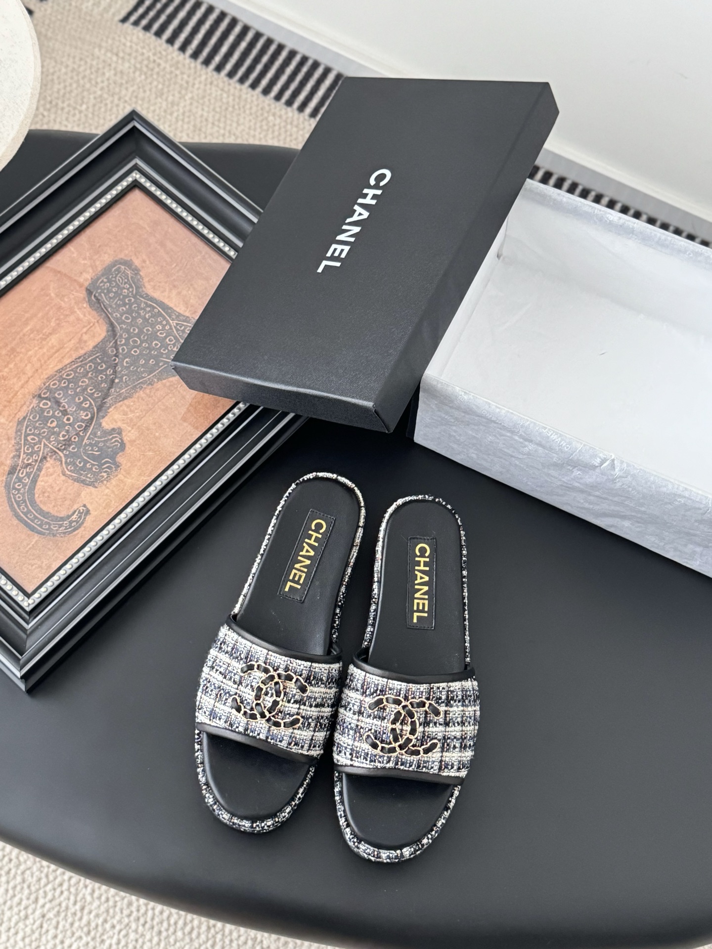 NO:264989,Chanel 25P new chain double C slippers Nibu upper inner sheepskin original outsole Size: 35-39 Other sizes customized, slippers, chanel, slippers, sheepskin19860909Chanel 25P新款链条双C拖鞋 妮布鞋面 内里羊皮 原版大底 Size:35-39 其他码数定做,拖鞋,chanel,slippers,sheepskin,Women's Shoes