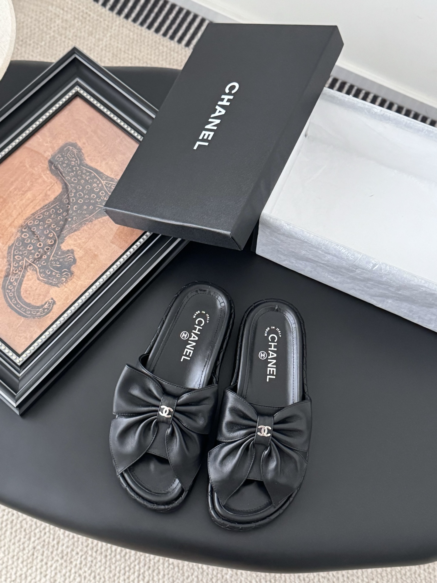 NO:264992,Chanel 25P new diamond double C slippers cowhide upper inner sheepskin original outsole Size:35-39 Other sizes customized, slippers, chanel, slippers, cowhide, sheepskin19860909Chanel 25P新款菱格双C拖鞋 牛皮鞋面 内里羊皮 原版大底 Size:35-39 其他码数定做,拖鞋,chanel,slippers,cowhide,sheepskin,Women's Shoes