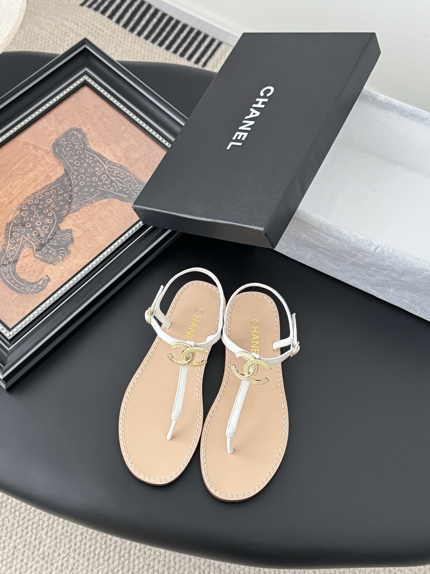 NO:264986,High-version Chanel classic strap sandals are popular every spring and summer, and new colors are constantly added. Italian imported lambskin, original hardware buckle, sheepskin footbed, and leather sole!  Size:35-39 34.40.41 Determined, split-toe shoes, chanel, sandals, sheepskin19860909高版本Chanel 经典一字带凉鞋 每年春夏的爆款,不断增加新色.意大利进口小羊皮,原版五金扣,羊皮垫脚,皮革大底！ Size:35-39 34.40.41定,分趾鞋,chanel,sandals,sheepskin,Women's Shoes