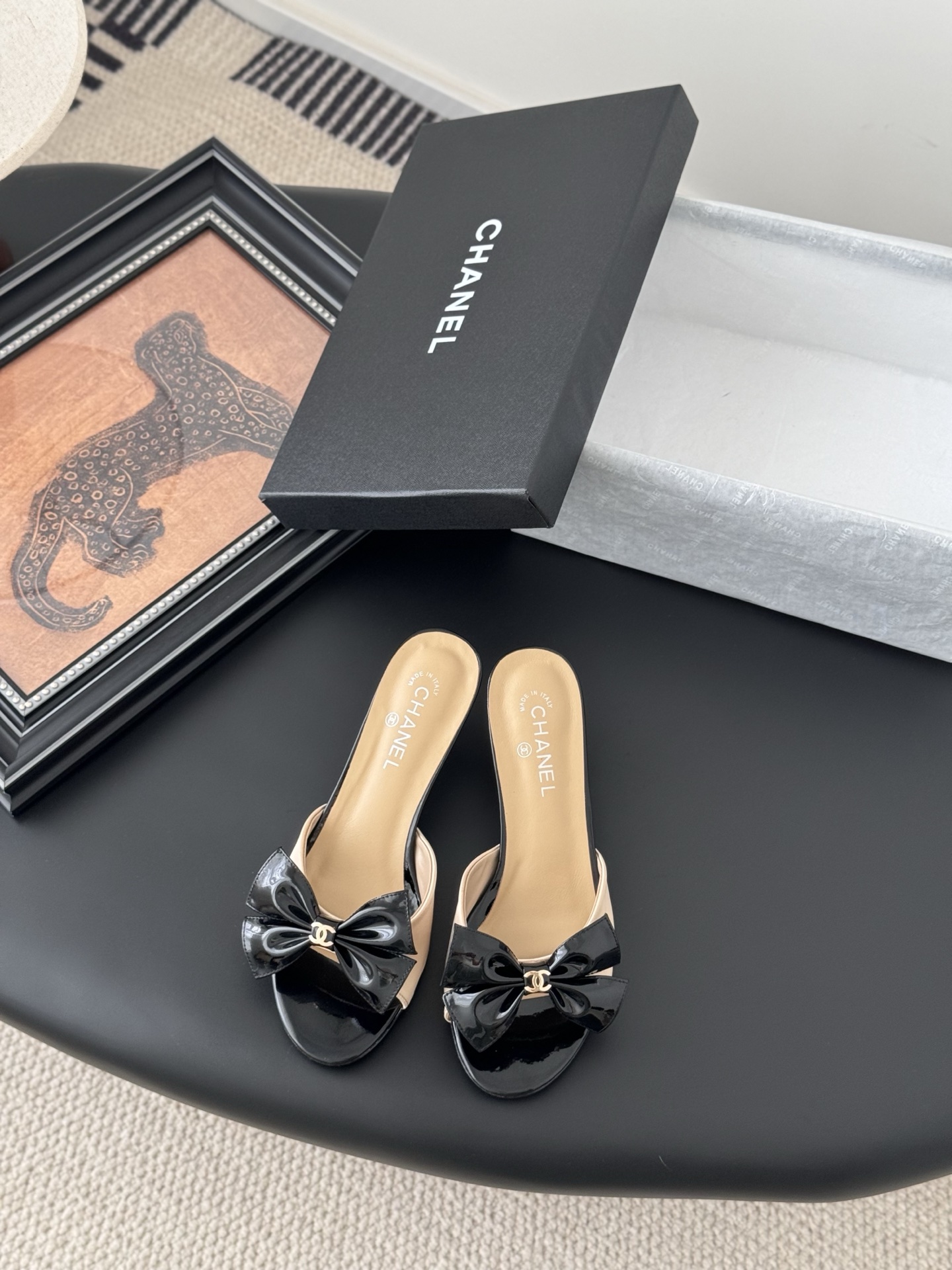 NO:264983,Chanel 25K Mary Jane new sandals, high version and high quality, complete colors~ Welcome to recommend, upper sheepskin, inner sheepskin, leather outsole, heel height 5/8cm Size:35-39 Other sizes customized, high heels, chanel, sandals, mary jane, high heels, slippers, sheepskin, Leather soles19860909Chanel 25K玛丽珍新款凉鞋 高版本高品质,全颜色做齐全～ 欢迎主推 鞋面羊皮 内里羊皮 真皮大底 跟高5/8cm Size:35-39 其他码数定做,高跟鞋拖鞋,chanel,sandals,mary jane,high heels,slippers,sheepskin,Leather soles,Women's Shoes