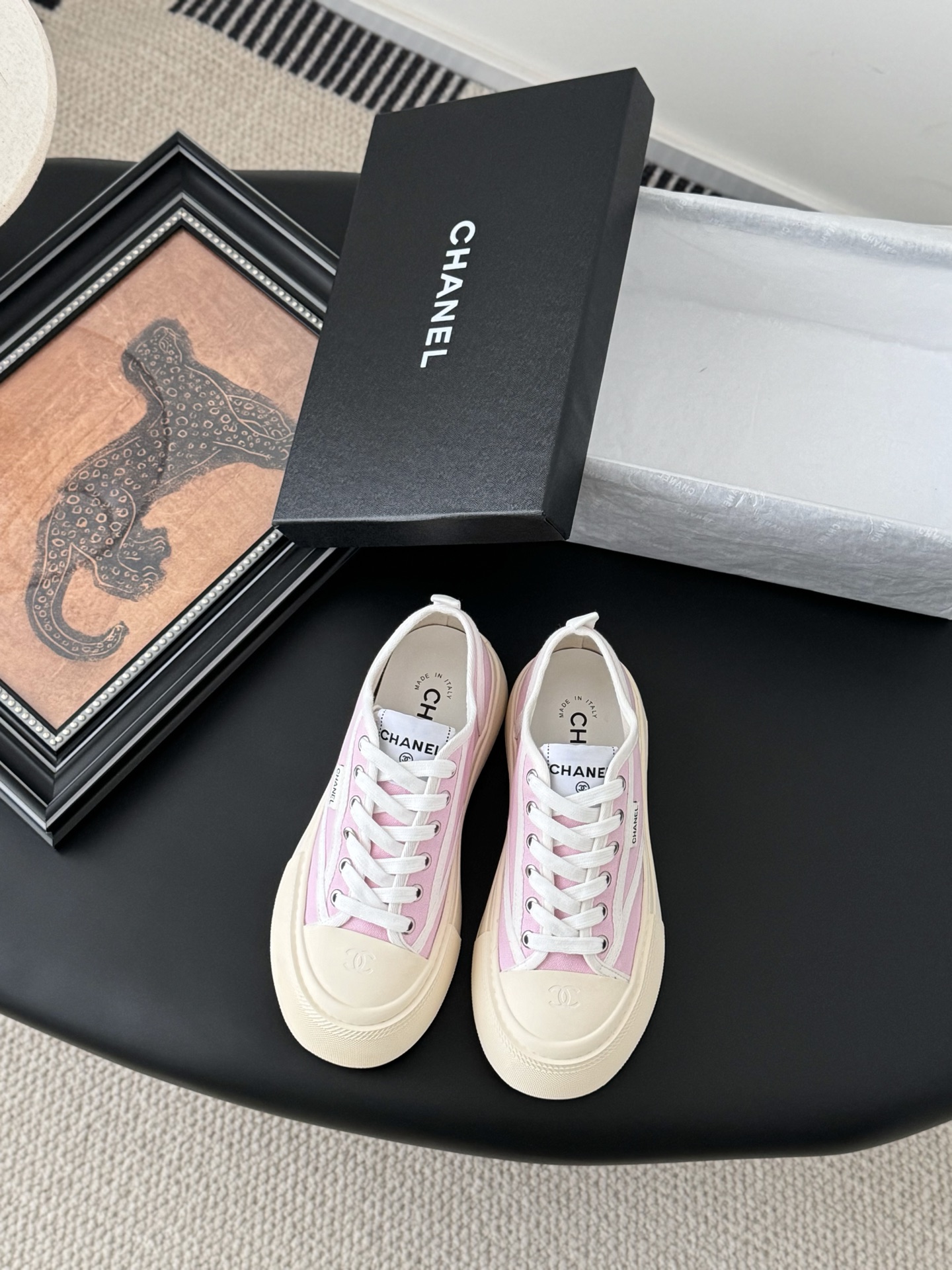 NO:264977,Chanel 25C new big-headed biscuit shoes, original development top version, authentic upper, consistent TPU outsole, non-ordinary version, rubber outsole Size: 35-39 Other sizes customized, casual shoes/sports shoes, chanel, sneakers19860909Chanel 25C新款大头饼干鞋 原版开发顶级版本 鞋面正品一致 TPU大底 非普通版本橡胶大底 Size:35-39 其他码数定做,休闲鞋/运动鞋,chanel,sneakers,Women's Shoes