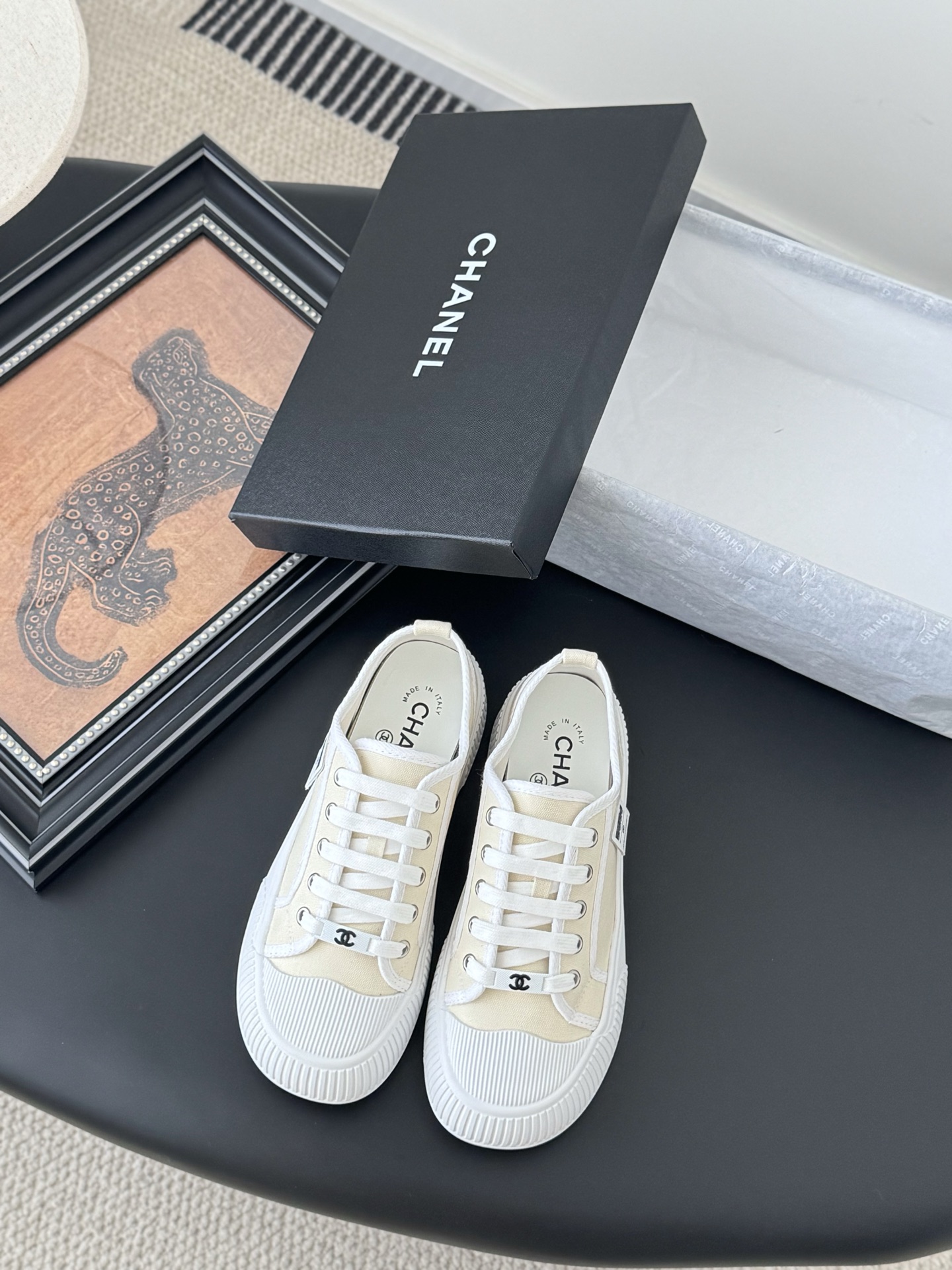 NO:264997,Chanel 25K new panda color-blocking casual shoes This versatile board shoes looks ordinary and is really easy to match after putting on the feet. It's so cool. The heel is a three-dimensional logo. Full of details. This casual shoe is very light and it's super comfortable to put on the feet. The comfort is unspeakable. It's straightforward. Size35-40, casual shoes/sports shoes, chanel, sneakers19860909Chanel 25K新款熊猫拼色休闲鞋 这款百搭的板鞋 看似平平无奇 上脚后属实好搭 酷毙了 后跟拼起来是立体的logo 细节满满  这款休闲鞋很轻便 上脚超舒服的 舒适度没得说 直接满分 Size35-40,休闲鞋/运动鞋,chanel,sneakers,Women's Shoes