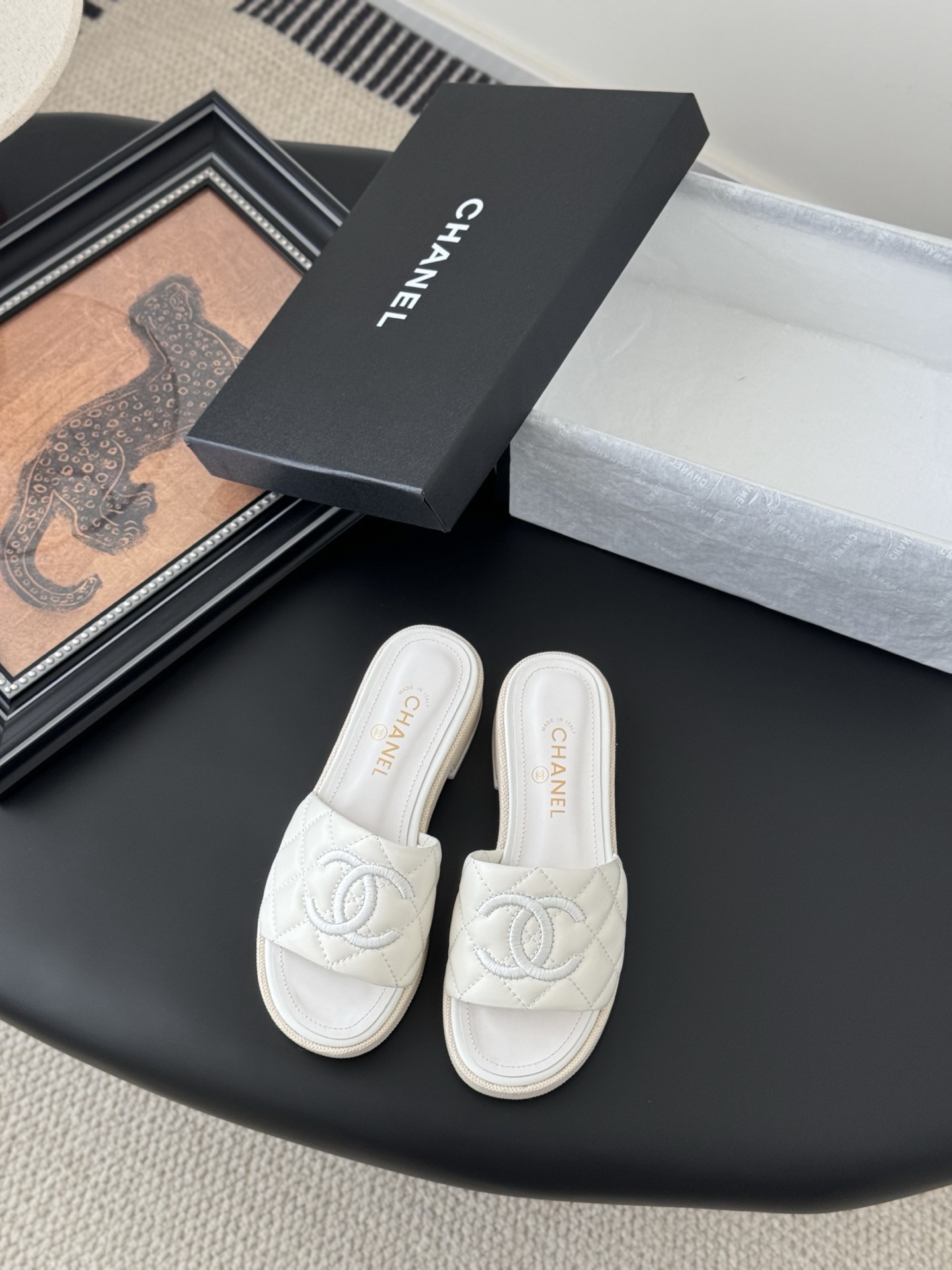NO:264988,Chanel 25C spring and summer new series of slippers, full series first release, I have all the counters!  High-quality upper cowhide/original fabric inner sheepskin original outsole Size:35-39 Other sizes, slippers, chanel, slippers, cowhide, sheepskin19860909Chanel 25C春夏新款全系列拖鞋 全系列首发 专柜有的我都有！ 高版本高品质 鞋面牛皮/原版面料 内里羊皮 原版大底 Size:35-39 其他码数定,拖鞋,chanel,slippers,cowhide,sheepskin,Women's Shoes