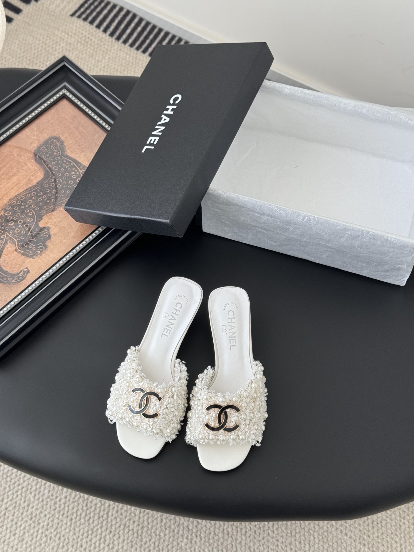 NO:264991,Chanel 25K Mary Jane new slippers, high-quality, complete colors~ Welcome to recommend custom upper fabric, inner sheepskin, genuine leather soles Size: 35-39 Other sizes, slippers, chanel, mary jane, slippers, sheepskin, Leather soles19860909Chanel 25K玛丽珍新款拖鞋 高版本高品质,全颜色做齐全～ 欢迎主推 鞋面定制面料 内里羊皮 真皮大底 Size:35-39 其他码数定做,拖鞋,chanel,mary jane,slippers,sheepskin,Leather soles,Women's Shoes