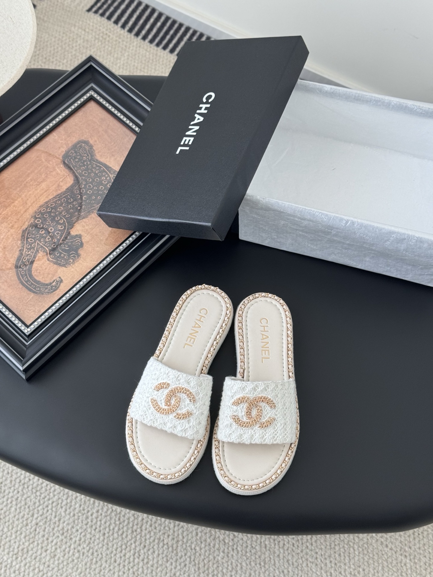 NO:264994,Chanel 25C spring and summer new full series chain slippers, full series first release, I have it in the counter!  High-quality upper cowhide/original fabric inner sheepskin original outsole Size:35-39 Other sizes, slippers, chanel, slippers, cowhide, sheepskin19860909Chanel 25C春夏新款全系列链条拖鞋 全系列首发 专柜有的我都有！ 高版本高品质 鞋面牛皮/原版面料 内里羊皮 原版大底 Size:35-39 其他码数定,拖鞋,chanel,slippers,cowhide,sheepskin,Women's Shoes