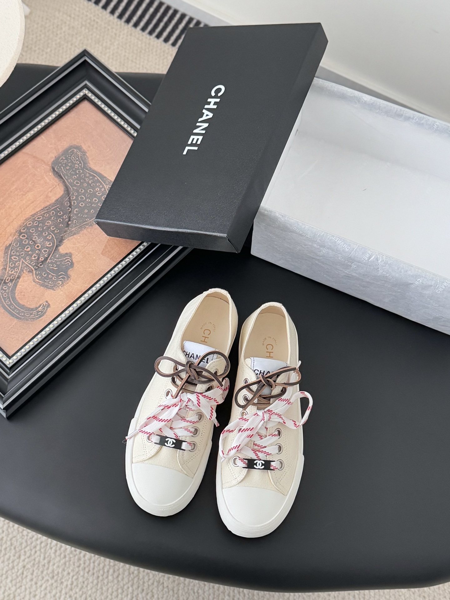 NO:264985,Chanel 25K new panda color-blocking casual shoes This versatile board shoes looks ordinary and is really easy to match after putting on the feet. It's so cool. The heel is a three-dimensional logo. Full of details. This casual shoe is very light and it's super comfortable to put on the feet. The comfort is unspeakable. It's straightforward. Size35-40, casual shoes/sports shoes, chanel, sneakers19860909Chanel 25K新款熊猫拼色休闲鞋 这款百搭的板鞋 看似平平无奇 上脚后属实好搭 酷毙了 后跟拼起来是立体的logo 细节满满  这款休闲鞋很轻便 上脚超舒服的 舒适度没得说 直接满分 Size35-40,休闲鞋/运动鞋,chanel,sneakers,Women's Shoes