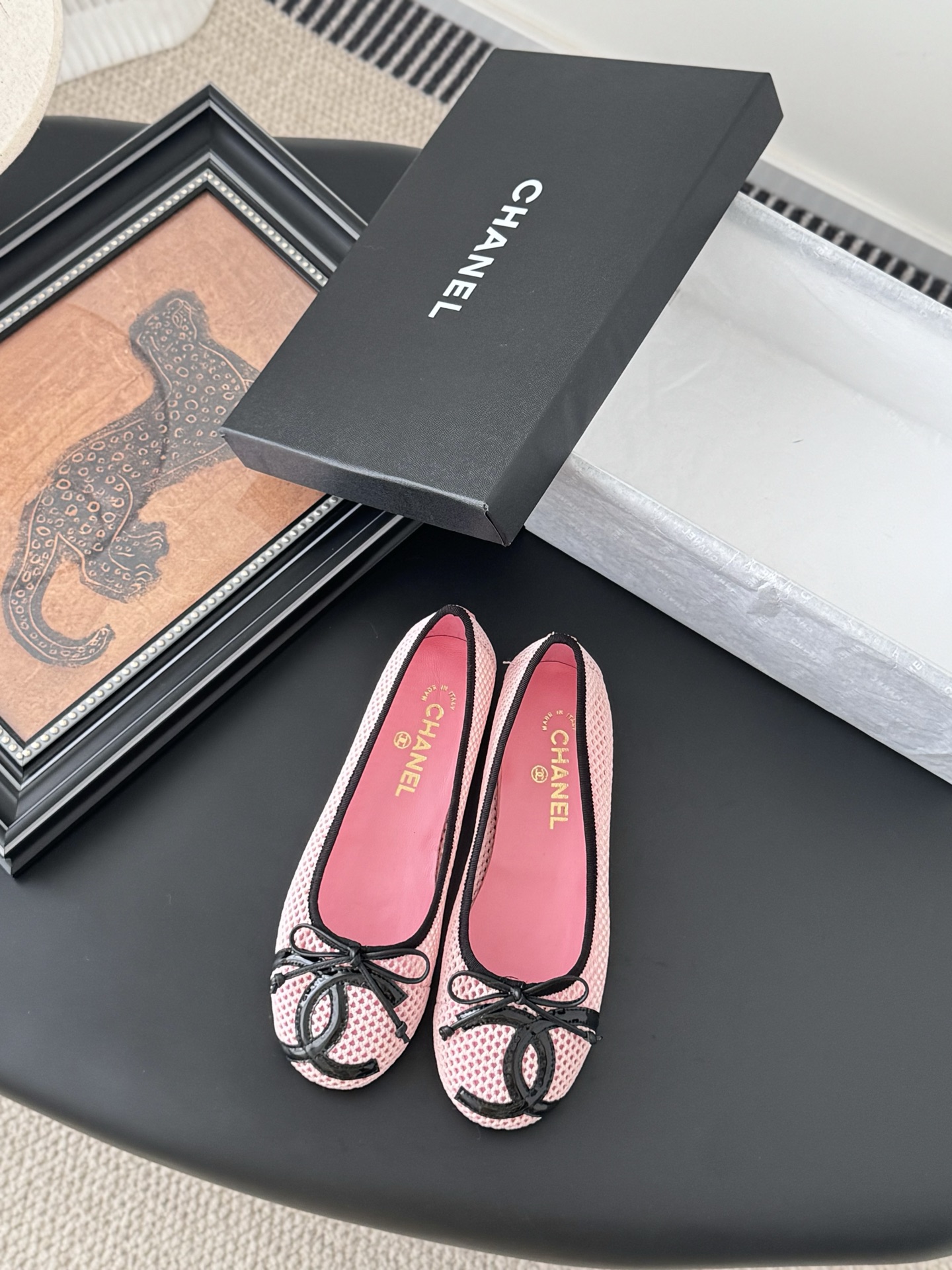 NO:264993,Chanel Vintage mid-autumn Kangpeng series single shoes, simple but not simple style, the foot is particularly thin. Upper mesh, inner foot pad sheepskin, genuine leather soles. Size: 35-39 Other sizes customized, single shoes, chanel, sheepskin, Leather soles19860909Chanel Vintage中古康鹏系列单鞋 简约而不简单的款,上脚特别显脚细. 鞋面网面,内里垫脚羊皮,真皮大底. Size:35-39 其它码数定做,单鞋,chanel,sheepskin,Leather soles,Women's Shoes