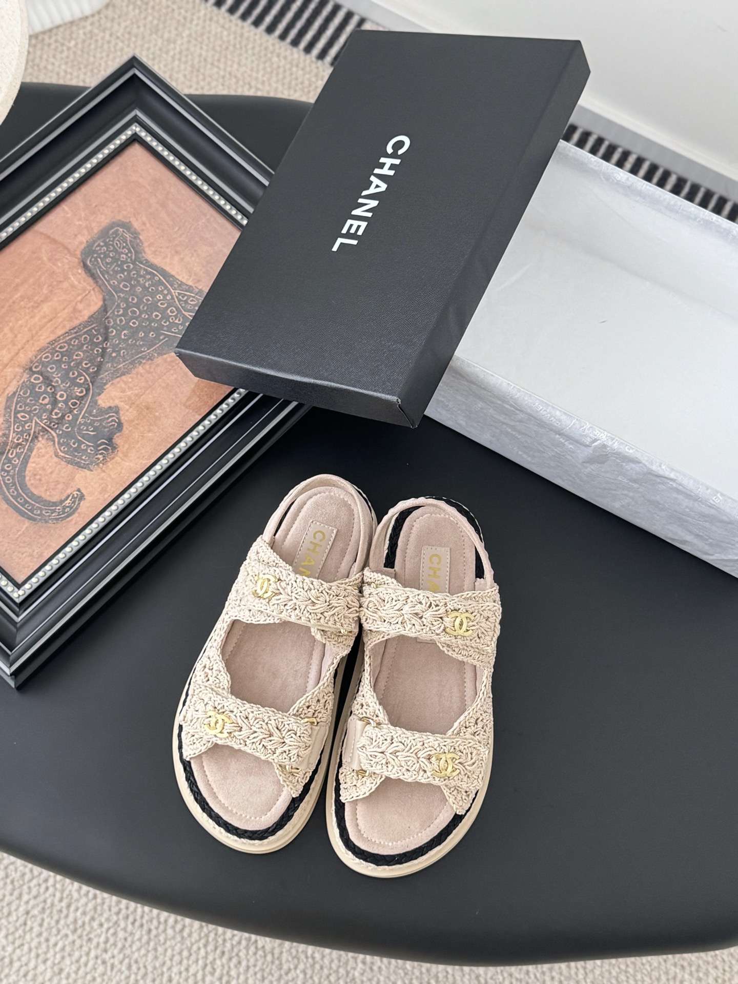 NO:264990,Chanel 25 new Velcro sandal layout!  Top version of the product!  All colors are available in my home!  Imported upper fabric, sheepskin inside the footrest, original hardware buckle. All equipped with top-grade packaging for special counters!  Size:35-39 Other sizes custom made, sandals, chanel, sandals, sheepskin19860909Chanel 25新魔术贴凉鞋版面！ 顶级对版货！ 所有的颜色我家都有！ 鞋面进口面料,垫脚内里羊皮,原版五金扣. 均配专柜顶级包装！ Size:35-39 其它码数定做,凉鞋,chanel,sandals,sheepskin,Women's Shoes