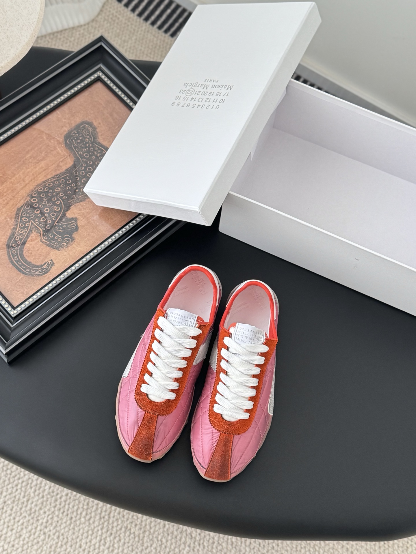 NO:264984,High quality!  Maison Margiela MM6 brand new German training shoes!  Classic style with eyes closed, high quality and high version!  Very easy to wear on your feet, light and comfortable~ Size:35-44, casual shoes/sports shoes,masion margiela,sneakers19860909高定品质！Maison Margiela MM6全新德训鞋！ 经典款闭眼入,高品质高版本！ 上脚非常好穿,轻便舒适～ Size:35-44,休闲鞋/运动鞋,masion margiela,sneakers,Women's Shoes