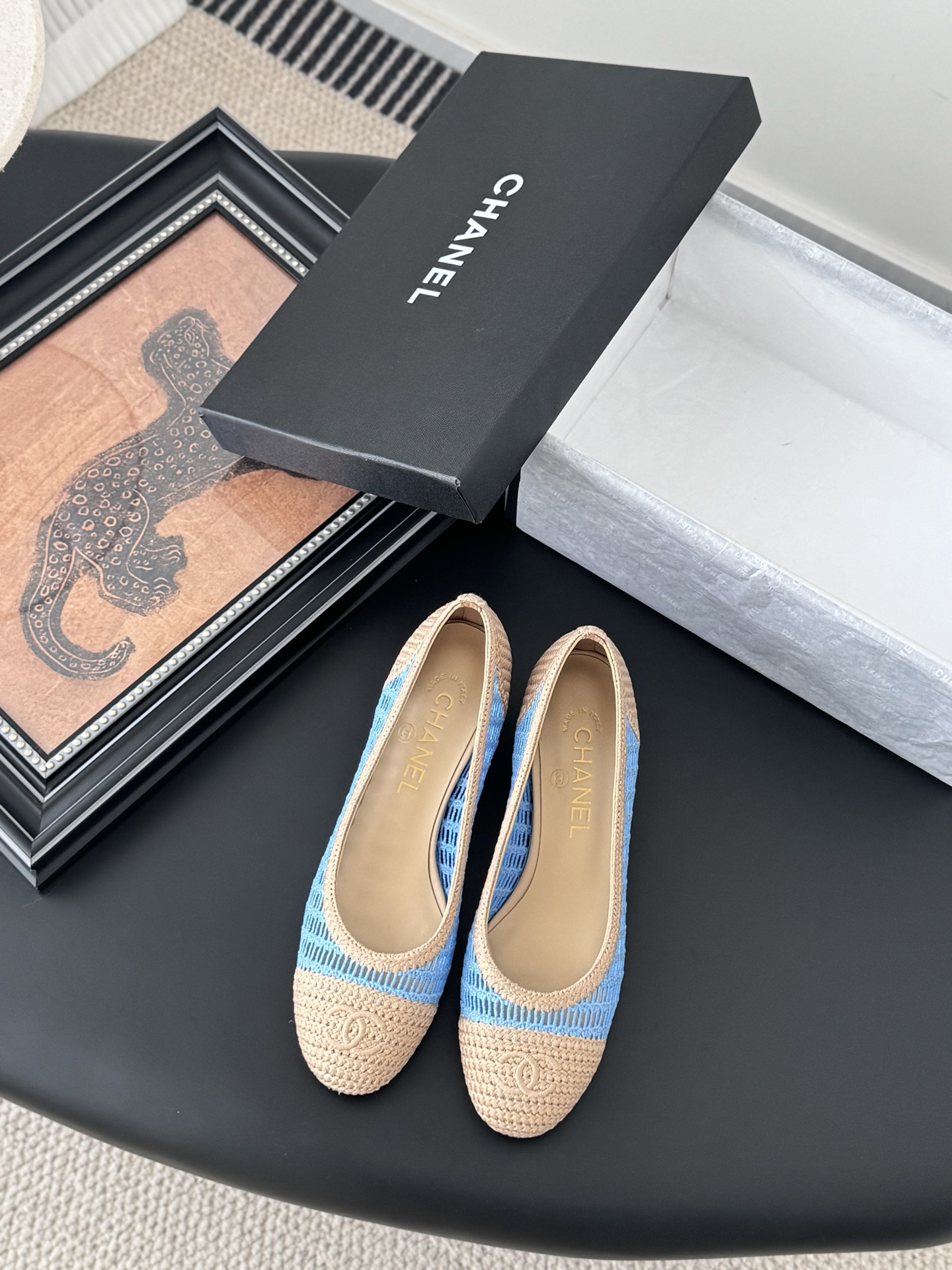 NO:264981,Chanel 25S new color ballet shoes original 1:1 replica classics. It is perfect for pairing with pants and skirts. The small round head design is very good to modify the foot shape, a must-have for little fairies!  Heel height 2.5cm Size 35-41 (40 custom made without return), ballet shoes, chanel, skirts19860909Chanel 25S新色芭蕾舞鞋 原版1:1复刻 经典中的经典 无论搭配裤装还是裙装都是完美 小圆头的设计很好的修饰脚型 ,小仙女们必备！ 跟高2.5cm 码数 35-41（40定制不退换),芭蕾舞鞋,chanel,skirts,Women's Shoes