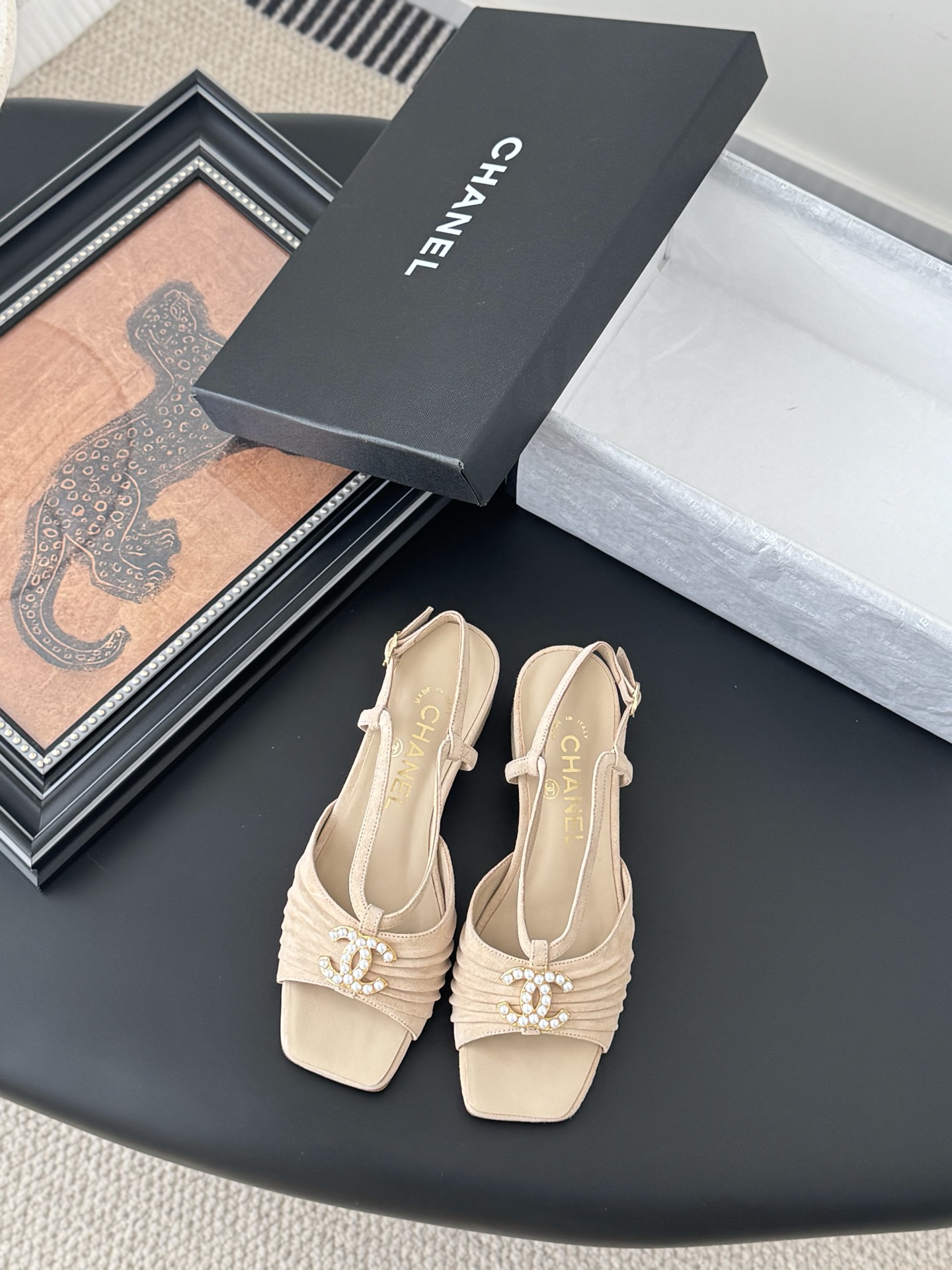 NO:264978,Chanel 25K Mary Jane new sandals, high-quality, complete colors~ Welcome to recommend suede upper, inner sheepskin, genuine leather outsole Size: 35-39 Other sizes customized, sandals, chanel, sandals, mary jane, sheepskin, chamois leather, Leather soles19860909Chanel 25K玛丽珍新款凉鞋 高版本高品质,全颜色做齐全～ 欢迎主推 鞋面麂皮 内里羊皮 真皮大底 Size:35-39 其他码数定做,凉鞋,chanel,sandals,mary jane,sheepskin,chamois leather,Leather soles,Women's Shoes