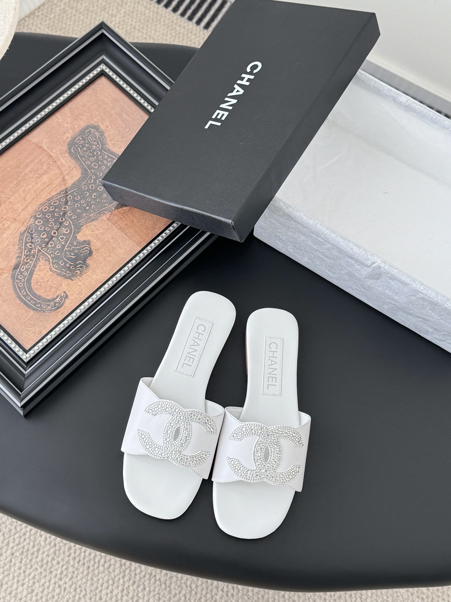 NO:264972,Chanel 25K Mary Jane new slippers, high-quality, complete colors~ Welcome to recommend cowhide upper, inner sheepskin, genuine leather soles Size: 35-39 Other sizes customized, slippers, chanel, mary jane, slippers, cowhide, sheepskin, Leather soles19860909Chanel 25K玛丽珍新款拖鞋 高版本高品质,全颜色做齐全～ 欢迎主推 鞋面牛皮 内里羊皮 真皮大底 Size:35-39 其他码数定做,拖鞋,chanel,mary jane,slippers,cowhide,sheepskin,Leather soles,Women's Shoes