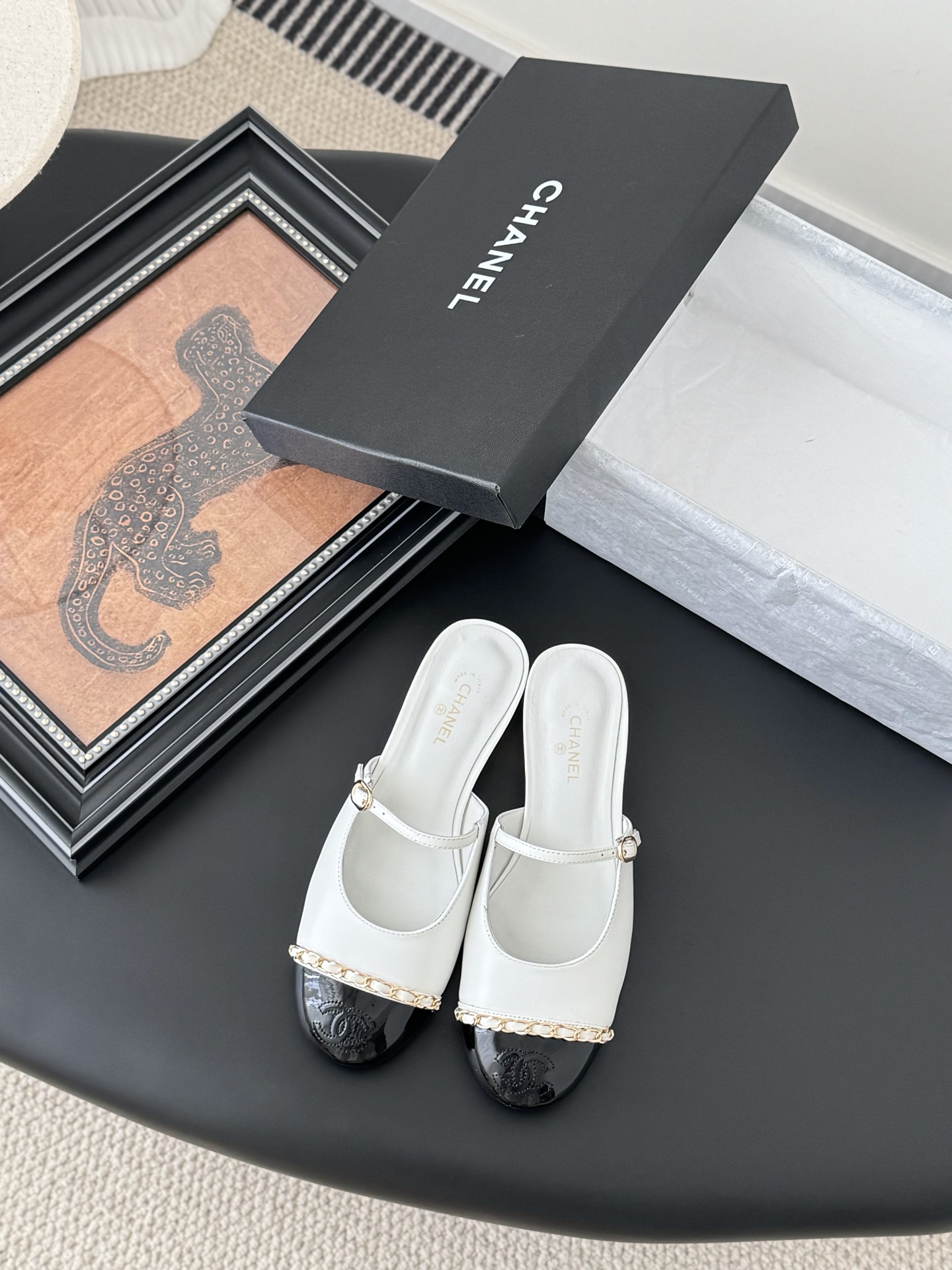 NO:264969,Chanel 25S catwalk Mary Jane Chain Shoes are simple yet sweet and playful!  Cowhide upper, three-dimensional electric embroidery logo, solid color fabric is refreshing and easy to match, and it is more hesitant with buttons. Inner sheepskin leather sole Size: 35-39 Other sizes customized, semi-torque, chanel, mary jane, cowhide, sheepskin, Leather soles19860909Chanel 25S走秀款玛丽珍链条单鞋 简约又不失甜美俏皮！ 鞋面牛皮,立体电绣logo,纯色面料清爽易搭,搭配扣子更加跟脚.内里羊皮 真皮大底 Size:35-39 其它码数定做,半拖,chanel,mary jane,cowhide,sheepskin,Leather soles,Women's Shoes