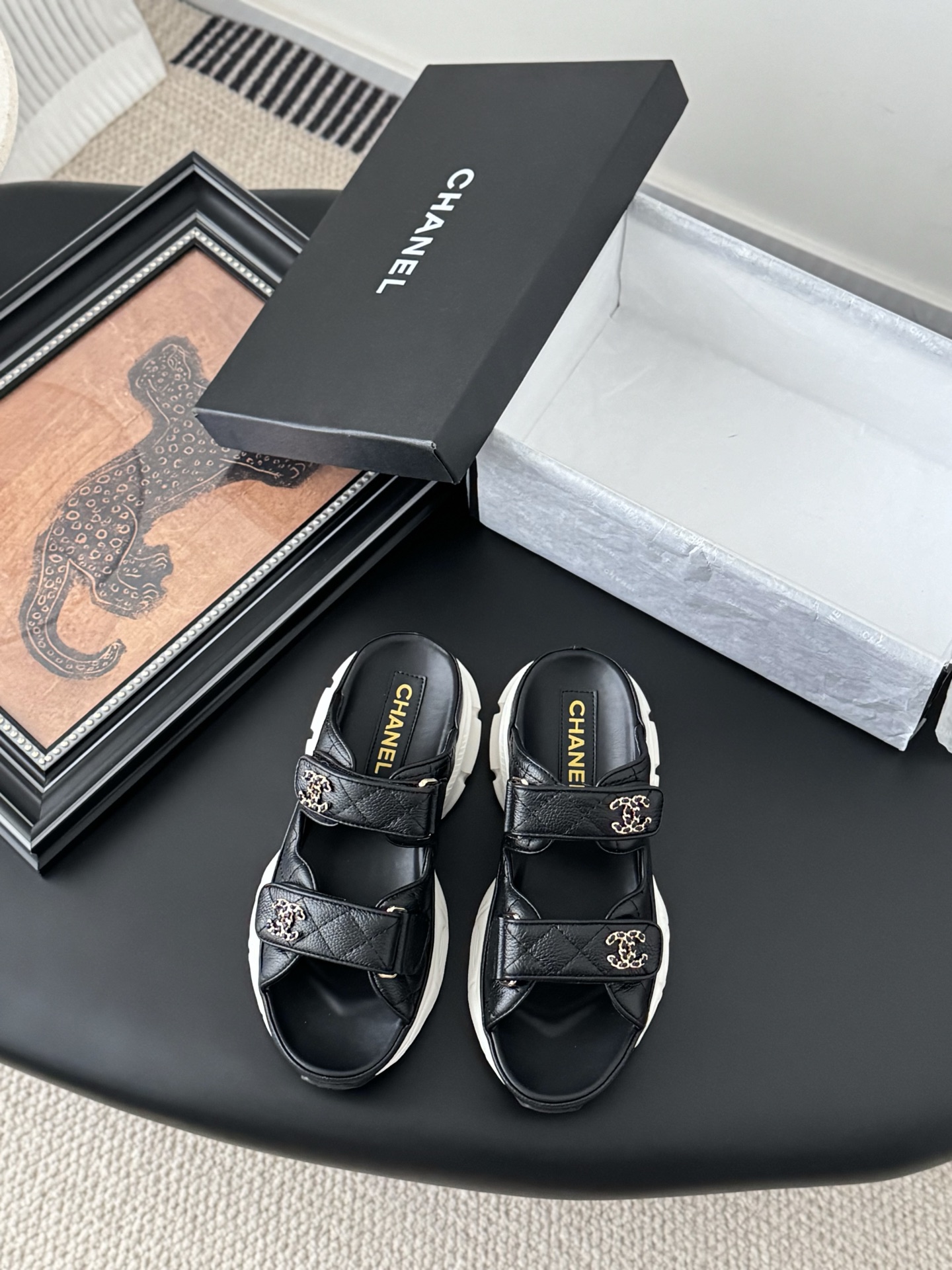 NO:264968,P Chanel 25 new Velcro sandal layout!  Top version of the product!  All colors are available in my home!  Imported upper fabric, sheepskin inside the footrest, original hardware buckle. All equipped with top-grade packaging for special counters!  Size:35-39 Other sizes customization, slippers, sandals, chanel, sandals, slippers, sheepskin19860909P Chanel 25新魔术贴凉鞋版面！ 顶级对版货！ 所有的颜色我家都有！ 鞋面进口面料,垫脚内里羊皮,原版五金扣. 均配专柜顶级包装！ Size:35-39 其它码数定做,拖鞋凉鞋,chanel,sandals,slippers,sheepskin,Women's Shoes