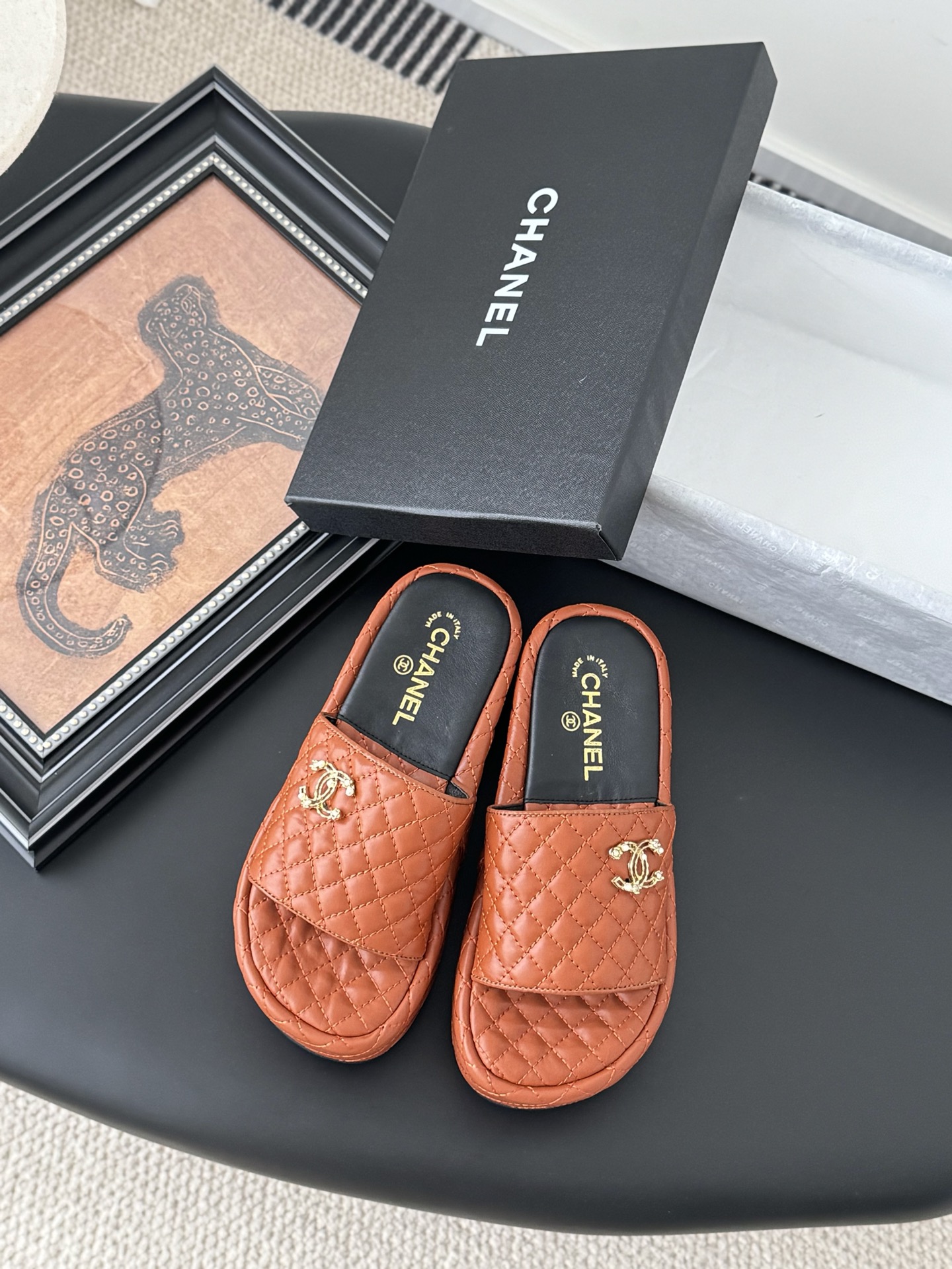 NO:264964,Chanel Xiaoxiang 25c new slippers, diamond-shaped thick-soled sponge cake slippers, a series of slippers that must be bought in summer. It is literary and fashionable. The dressing rate is too high. The thick sole is really yyds in terms of lengthening legs. It is versatile and comfortable. It becomes a big and long legs in seconds when it comes to the feet!  The upper is imported lambskin, the inner foot pad is silk sheepskin, the heel height is 5.5cm, size 35-39 (customized by 40/41), slippers, chanel, slippers, sheepskin19860909Chanel 小香25c新品拖鞋 菱格厚底松糕拖鞋 夏天一定要入的拖鞋系列 可文艺可时髦 穿搭率实在太高了 厚底在拉长腿方面真的yyds 百搭舒适 上脚秒变大长腿！ 鞋面采用进口小羊皮 内里垫脚是丝绸羊皮 跟高5.5cm 码数35-39（40/41定制）,拖鞋,chanel,slippers,sheepskin,Women's Shoes