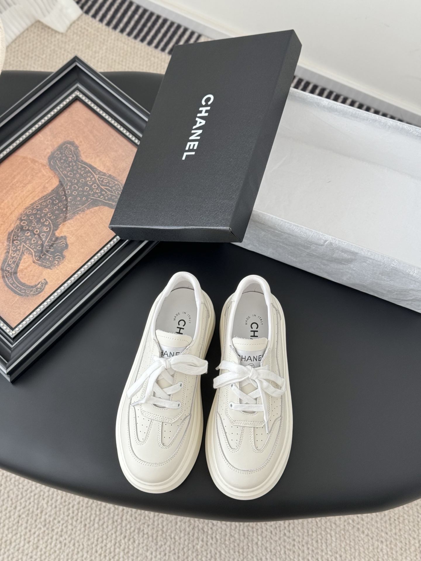 NO:264960,Thick-soled version Chanel 24 new panda color-blocking casual shoes This versatile board shoes look ordinary and easy to match after putting on the feet. It's cool. The heel is a three-dimensional logo. Full of details. This casual shoe is very light and is super comfortable to put on. The comfort is unspeakable. Direct score is Size35-40, casual shoes/sports shoes, chanel, sneakers19860909厚底版本Chanel 24新款熊猫拼色休闲鞋 这款百搭的板鞋 看似平平无奇 上脚后属实好搭 酷毙了 后跟拼起来是立体的logo 细节满满  这款休闲鞋很轻便 上脚超舒服的 舒适度没得说 直接满分 Size35-40,休闲鞋/运动鞋,chanel,sneakers,Women's Shoes