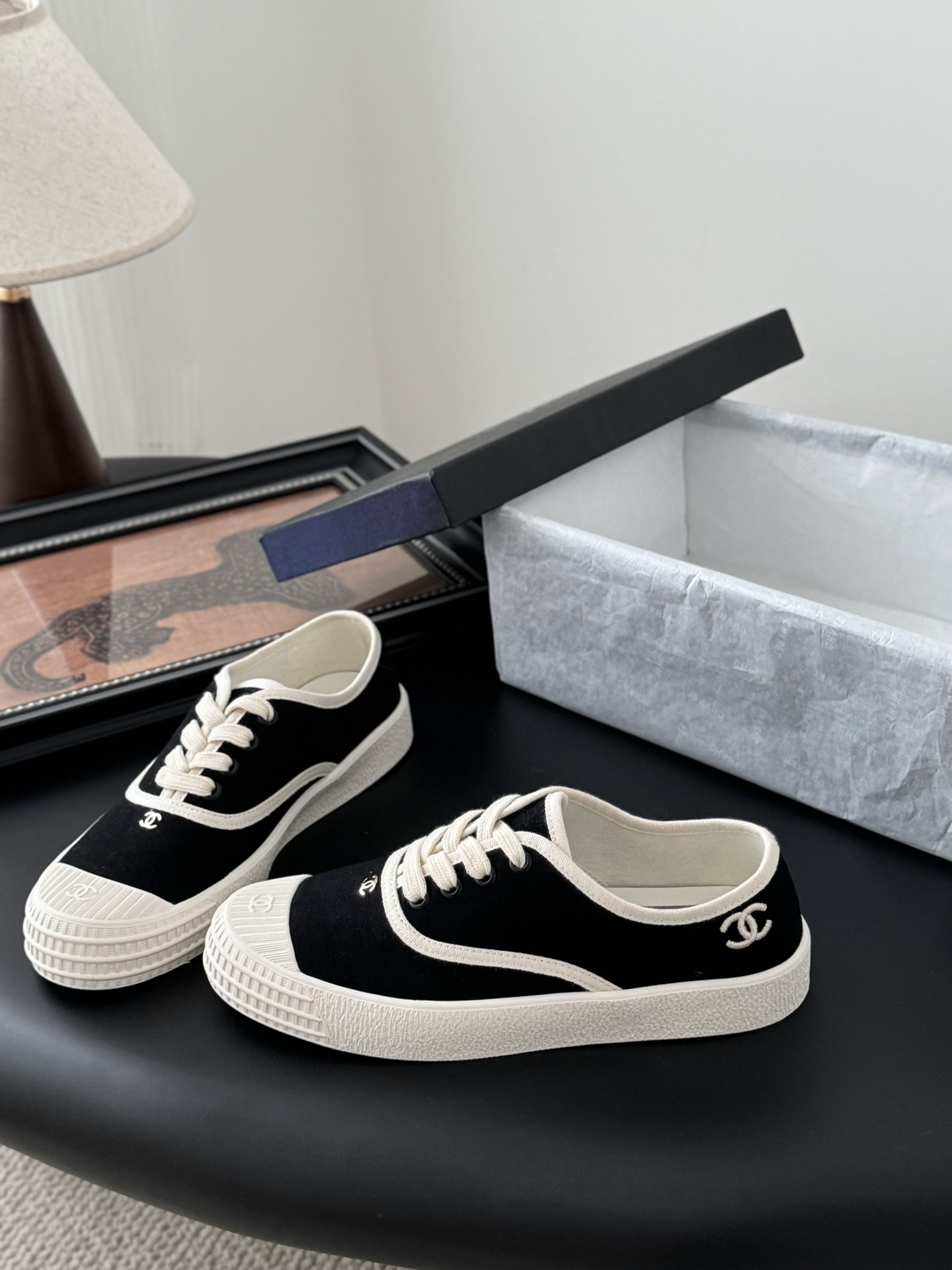Chanel P620 配白色飞机盒 ヴィンテージ感漂う小白鞋