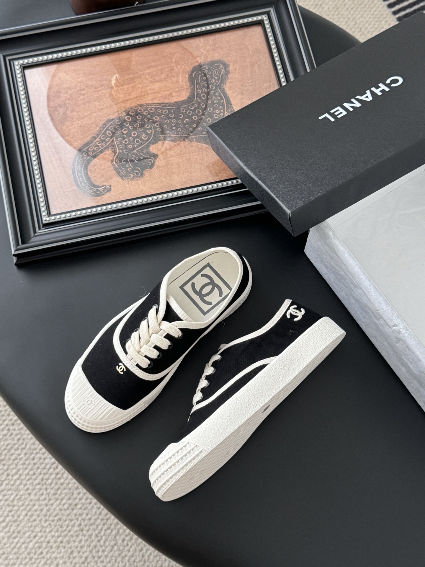 Chanel P620 配白色飞机盒 ヴィンテージ感漂う小白鞋