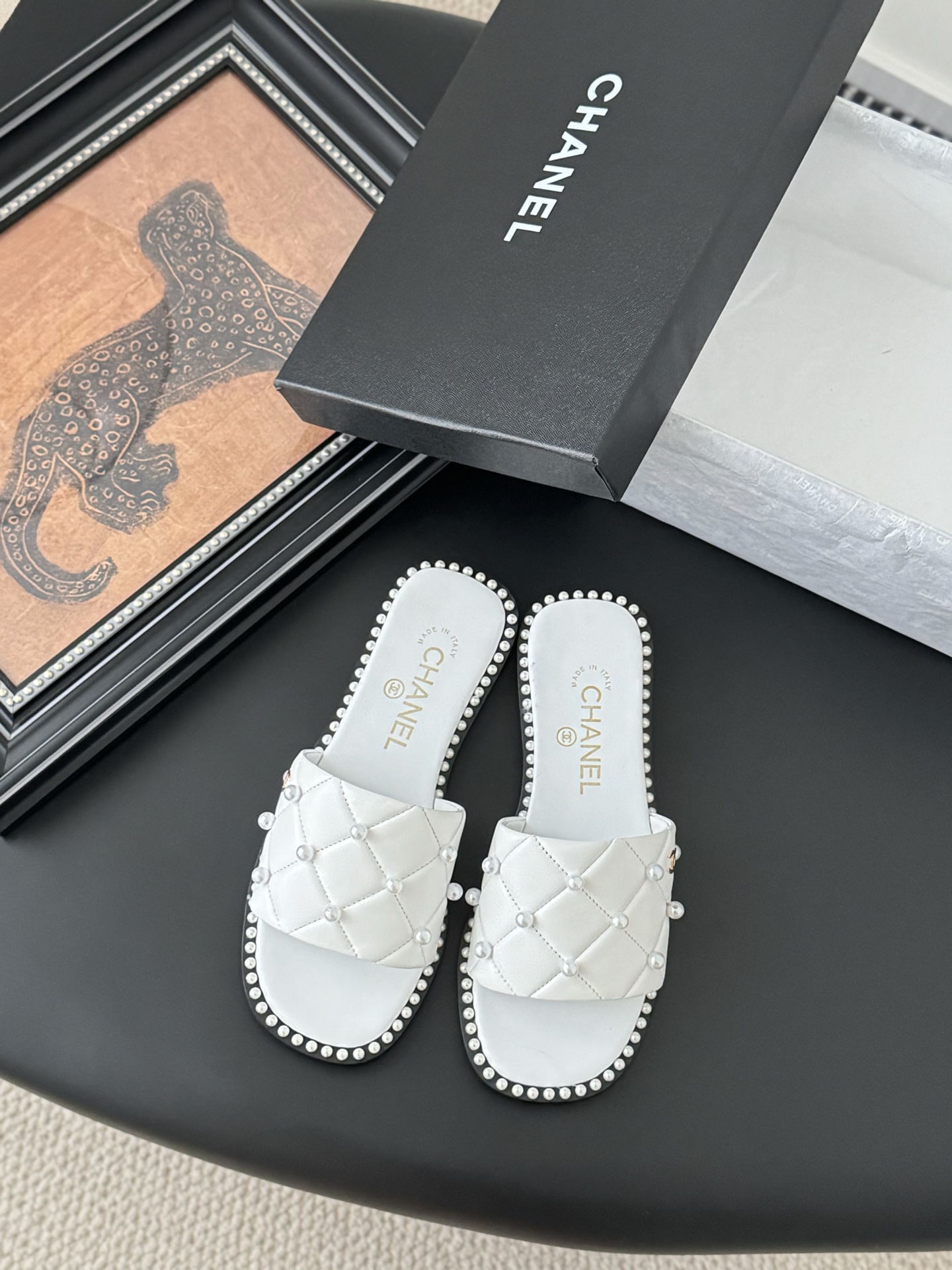 NO:264965,Chanel 25P new double C slippers, new spring and summer style, high version and high quality. Upper cowhide, footbed sheepskin, genuine leather outsole. Size: 35-39 Customized for other sizes, slippers, chanel, slippers, cowhide, sheepskin, Leather soles19860909Chanel 25P新款双C拖鞋 春夏新款,高版本高品质. 鞋面牛皮,垫脚羊皮,真皮大底. Size:35-39 其他码数定做,拖鞋,chanel,slippers,cowhide,sheepskin,Leather soles,Women's Shoes