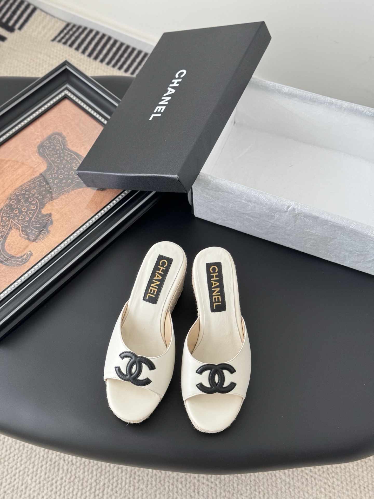 NO:264967,Chanel 25P new double C slippers, new spring and summer style, high-quality version and high quality. Upper cowhide, footbed sheepskin, original outsole. Size:35-39 Customized for other sizes, slippers, chanel, slippers, cowhide, sheepskin19860909Chanel 25P新款双C拖鞋 春夏新款,高版本高品质. 鞋面牛皮,垫脚羊皮,原版大底. Size:35-39 其他码数定做,拖鞋,chanel,slippers,cowhide,sheepskin,Women's Shoes