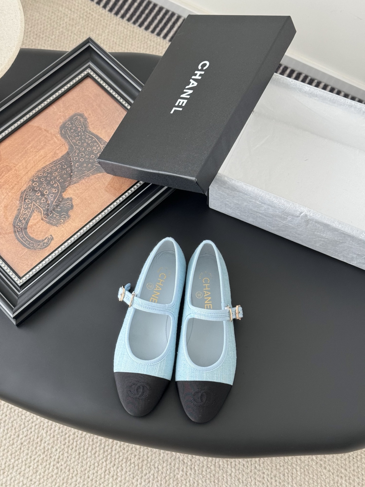 NO:264955,New colors and new Chanel 25s catwalk Mary Jane single shoes are simple yet sweet and playful!  Corduroy twill splicing fabric, three-dimensional electric embroidery logo, solid color fabric is refreshing and easy to match, and it is more heeled with buttons. Inner sheepskin leather sole Size: 35-40, single shoes, chanel, mary jane, sheepskin, Leather soles19860909新色上新 Chanel 25s走秀款玛丽珍单鞋 简约又不失甜美俏皮！ 灯芯绒斜纹拼接面料,立体电绣logo,纯色面料清爽易搭,搭配扣子更加跟脚.内里羊皮 真皮大底 Size:35-40,单鞋,chanel,mary jane,sheepskin,Leather soles,Women's Shoes