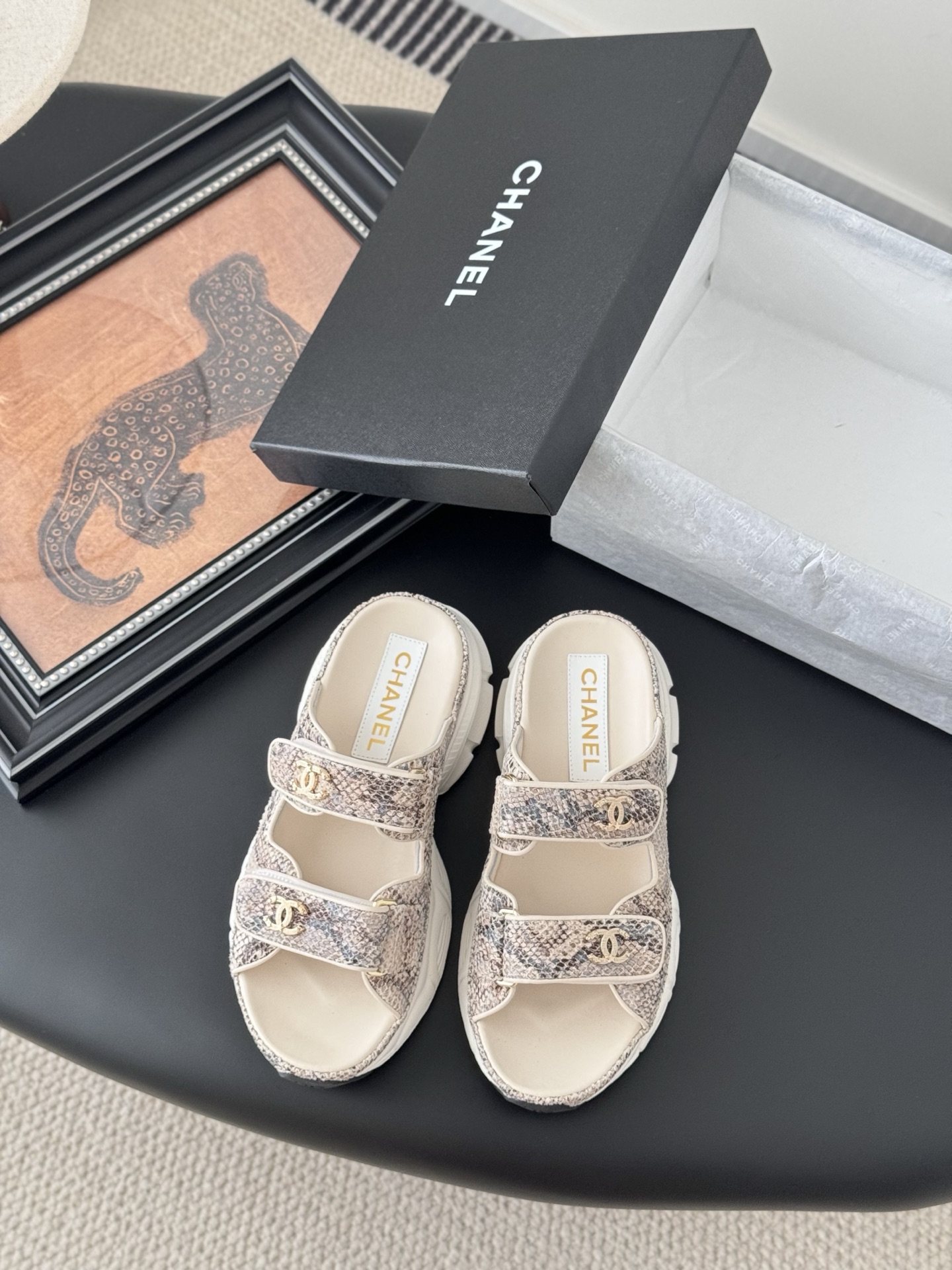 NO:382505,Chanel 25 new Velcro sandal layout!  Top version of the product!  All colors are available in my home!  Imported upper fabric, sheepskin inside the footrest, original hardware buckle. All equipped with top-grade packaging for special counters!  Size:35-39 Other sizes customization, slippers, sandals, chanel, sandals, slippers, sheepskin19860909Chanel 25新魔术贴凉鞋版面！ 顶级对版货！ 所有的颜色我家都有！ 鞋面进口面料,垫脚内里羊皮,原版五金扣. 均配专柜顶级包装！ Size:35-39 其它码数定做,拖鞋凉鞋,chanel,sandals,slippers,sheepskin,Women's Shoes