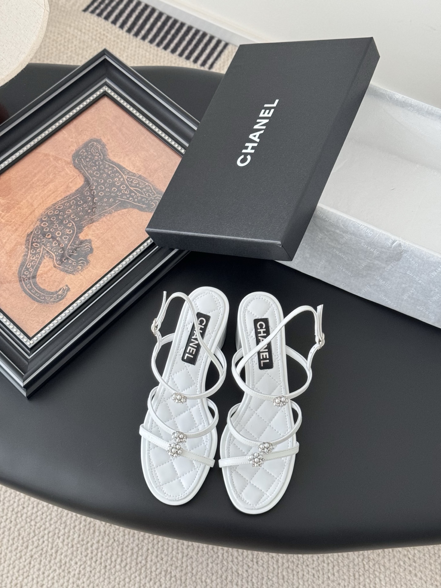 NO:391608,Chanel 25P new camellia sandals. Each exquisite flower has a small crystal flower core embellishment. I would like to call it the hydrangeas. The difference between this season's Mary Jane shoes is very unique and fairy. The half-hollow lace-up design is small and playful and invincible. The white lace-up milk is very well-behaved. The inner sheepskin leather outsole. Size: 35-39 40 Custom made non-return and exchange, high heels, chanel, sandals, mary jane, high heels, sheepskin, Leather soles19860909Chanel 25P新款山茶花凉鞋 精致的花朵每一朵都有小水晶花芯儿点缀我愿叫它星星点点的绣球花很别致又很仙女 这一季的玛丽珍鞋子区别与以前半镂空的系带设计小俏皮又无敌舒适 白色系奶乎乎穿起来很乖的少女感 内里羊皮 真皮大底 Size:35-39 40定做不退换,高跟鞋凉鞋,chanel,sandals,mary jane,high heels,sheepskin,Leather soles,Women's Shoes