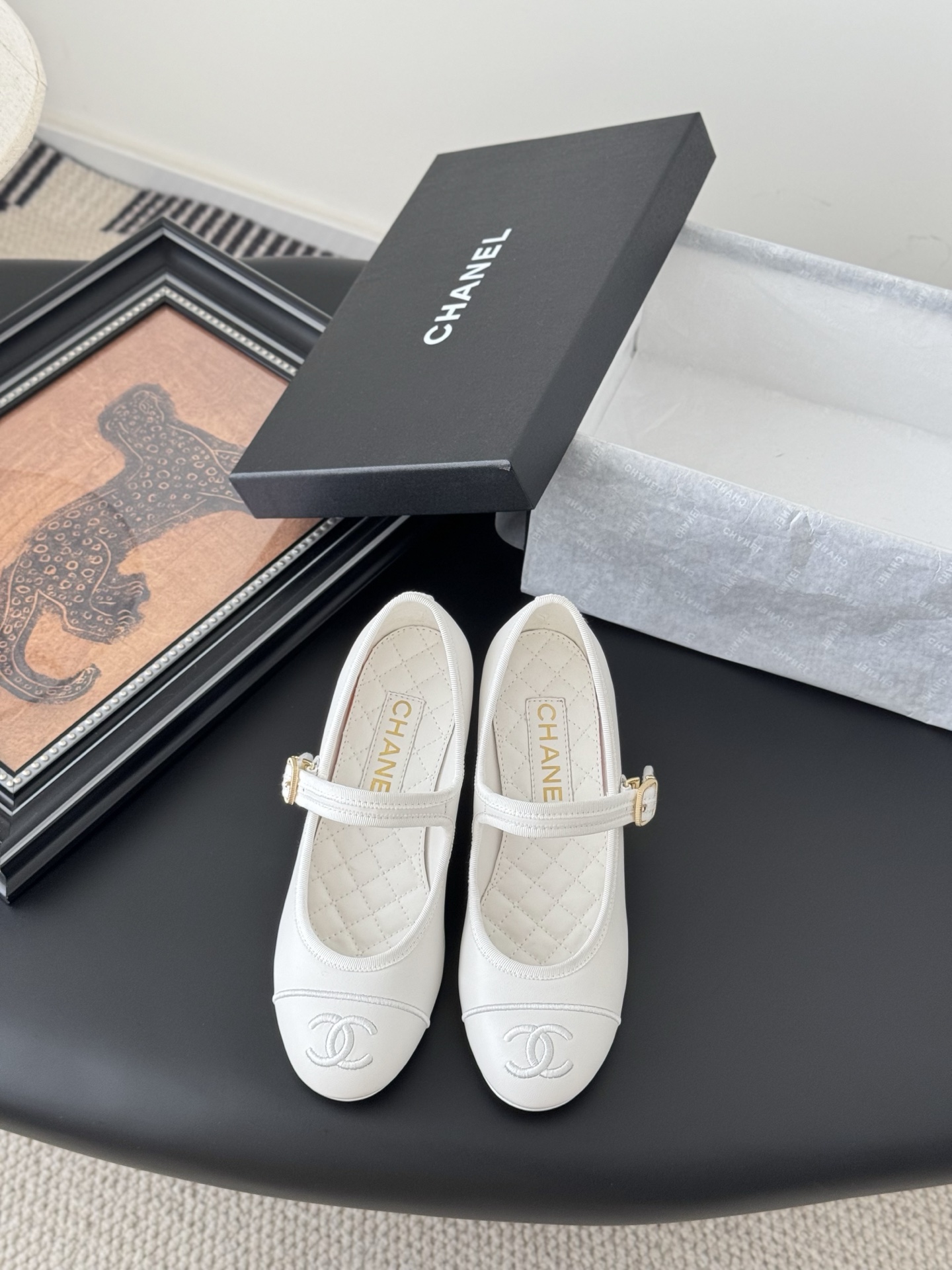 NO:391652,Chanel 25s catwalk Mary Jane single shoes are simple yet sweet and playful!  Corduroy twill splicing fabric, three-dimensional electric embroidery logo, solid color fabric is refreshing and easy to match, and it is more heeled with buttons. Inner sheepskin leather outsole Size: 35-40, single shoes Mary Jane, chanel, mary jane, sheepskin, Leather soles19860909Chanel 25s走秀款玛丽珍单鞋 简约又不失甜美俏皮！ 灯芯绒斜纹拼接面料,立体电绣logo,纯色面料清爽易搭,搭配扣子更加跟脚.内里羊皮 真皮大底 Size:35-40,单鞋玛丽珍,chanel,mary jane,sheepskin,Leather soles,Women's Shoes