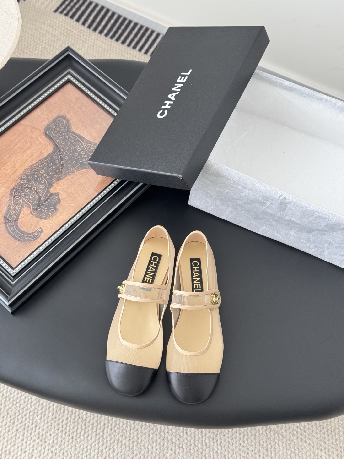 NO:391659,Chanel 25s catwalk Mary Jane single shoes are simple yet sweet and playful!  Three-dimensional electric embroidery logo, solid color fabric is refreshing and easy to match, and it is more heeled with buttons. Inner sheepskin leather outsole Size: 35-40, single shoes Mary Jane, chanel, mary jane, sheepskin, Leather soles19860909Chanel 25s走秀款玛丽珍单鞋 简约又不失甜美俏皮！ 立体电绣logo,纯色面料清爽易搭,搭配扣子更加跟脚.内里羊皮 真皮大底 Size:35-40,单鞋玛丽珍,chanel,mary jane,sheepskin,Leather soles,Women's Shoes