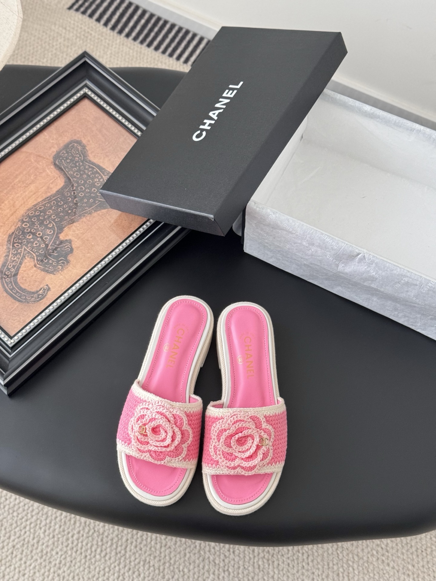 NO:391636,Chanel 25P new camellia slippers. Each exquisite flower has a small crystal flower core embellishment. I would like to call it the hydrangeas. The difference between this season's Mary Jane shoes is very unique and fairy. The semi-hollowed lace-up design is small and playful and invincible. The white lace-up is very beautiful and girlish when worn. Upper braided. Inner sheepskin. Leather soles. Size:35-39 40 Custom made non-return and exchange. Slippers, chanel, mary jane, slippers, sheepskin, Leather soles.19860909Chanel 25P新款山茶花拖鞋 精致的花朵每一朵都有小水晶花芯儿点缀我愿叫它星星点点的绣球花很别致又很仙女 这一季的玛丽珍鞋子区别与以前半镂空的系带设计小俏皮又无敌舒适 白色系奶乎乎穿起来很乖的少女感 鞋面编织 内里羊皮 真皮大底 Size:35-39 40定做不退换,拖鞋,chanel,mary jane,slippers,sheepskin,Leather soles,Women's Shoes