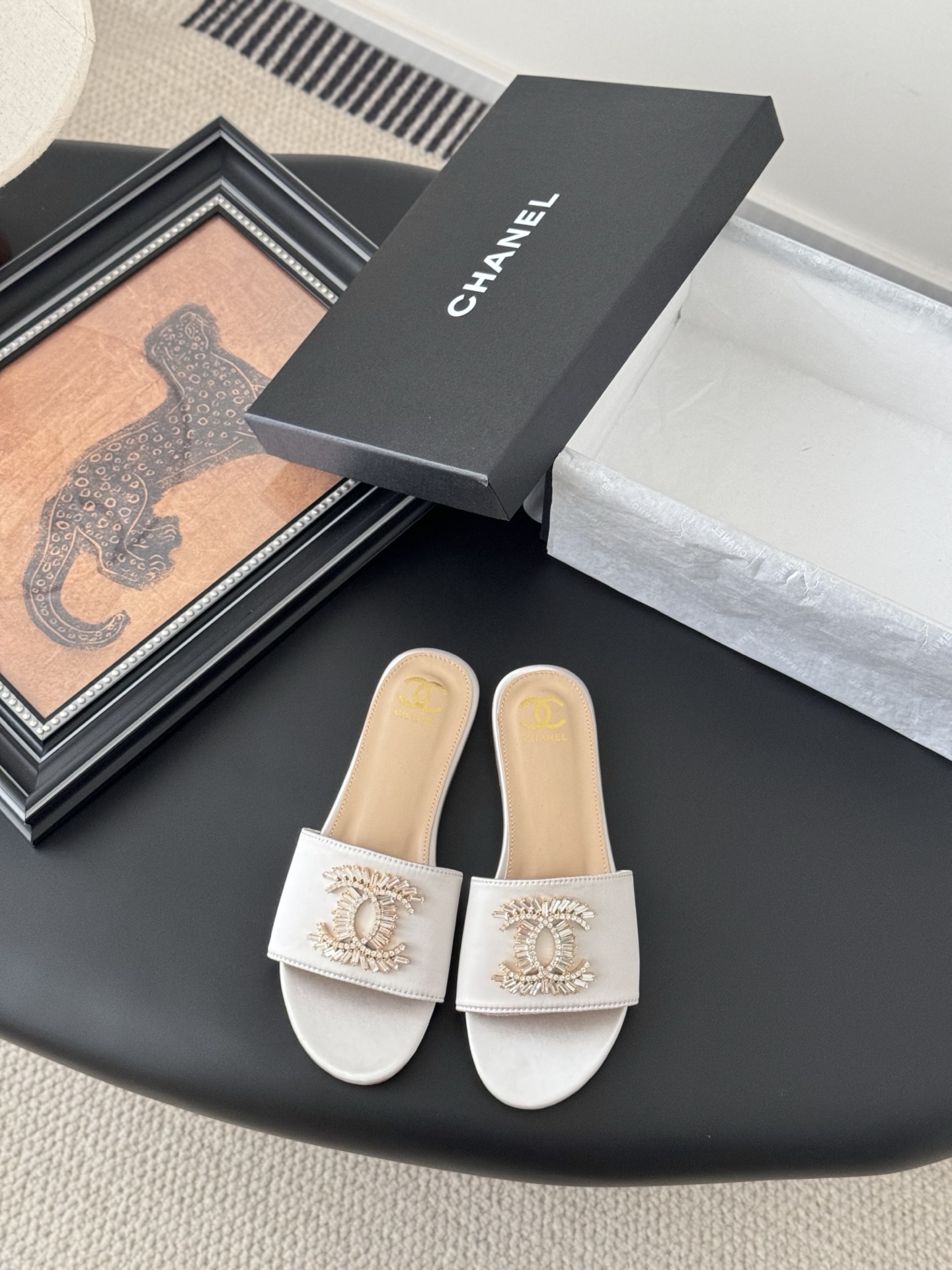 NO:391646,Chanel 25P new double C slippers, new spring and summer style, high version and high quality. Upper satin, footbed sheepskin, genuine leather outsole. Size:35-39 Other sizes customized, slippers, chanel, slippers, sheepskin, silk fabric, Leather soles19860909Chanel 25P新款双C拖鞋 春夏新款,高版本高品质. 鞋面绸缎,垫脚羊皮,真皮大底. Size:35-39 其他码数定做,拖鞋,chanel,slippers,sheepskin,silk fabric,Leather soles,Women's Shoes