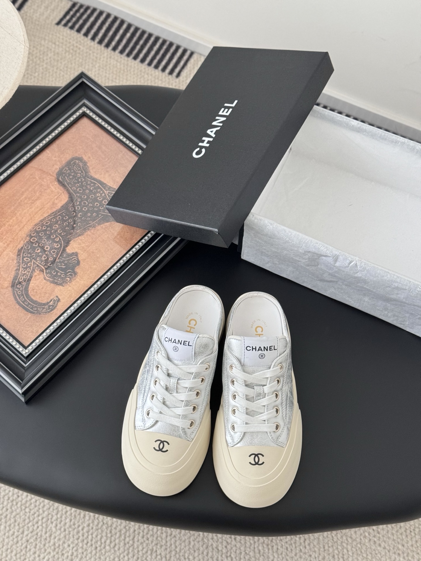 NO:391629,Chanel 25C new sports and casual shoes, versatile white shoes, style matching will not go wrong, contrasting colors are full of vitality, side imprint logo, foot very delicate, original custom upper material, original outsole Size: 35-40, casual shoes/sports shoes semi-trail, chanel, sneakers19860909Chanel 25C新款运动休闲鞋 百搭小白鞋 款式搭配不会出错 撞色搭配活力满满啊 侧面压印logo 上脚很秀气 鞋面原版定制材料 原版大底 Size:35-40,休闲鞋/运动鞋半拖,chanel,sneakers,Women's Shoes