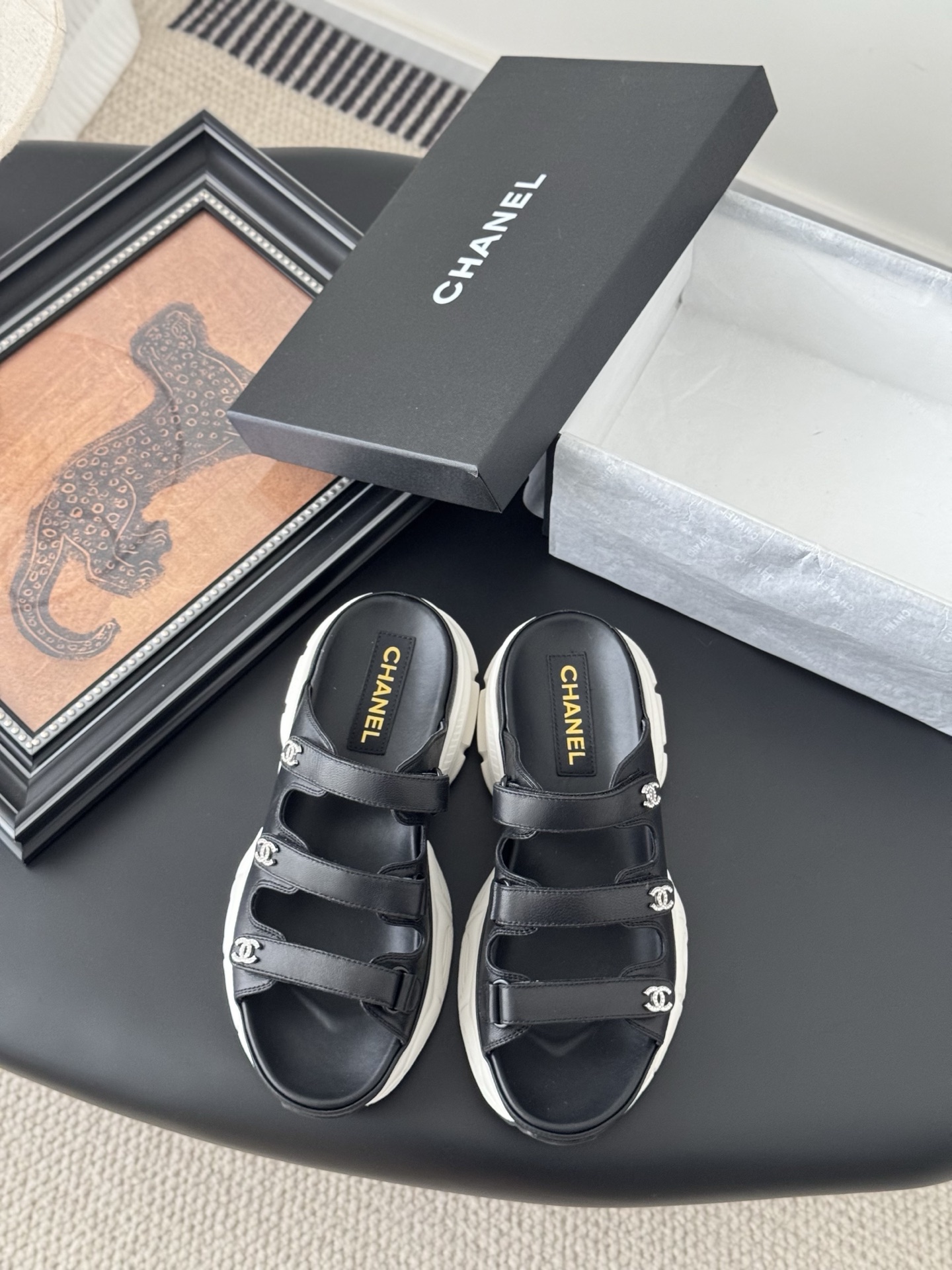 NO:391624,Chanel 25 new Velcro sandal layout!  Top version of the product!  All colors are available in my home!  Imported upper fabric, sheepskin inside the footrest, original hardware buckle. All equipped with top-grade packaging for special counters!  Size:35-39 Other sizes customization, slippers, sandals, chanel, sandals, slippers, sheepskin19860909Chanel 25新魔术贴凉鞋版面！ 顶级对版货！ 所有的颜色我家都有！ 鞋面进口面料,垫脚内里羊皮,原版五金扣. 均配专柜顶级包装！ Size:35-39 其它码数定做,拖鞋凉鞋,chanel,sandals,slippers,sheepskin,Women's Shoes