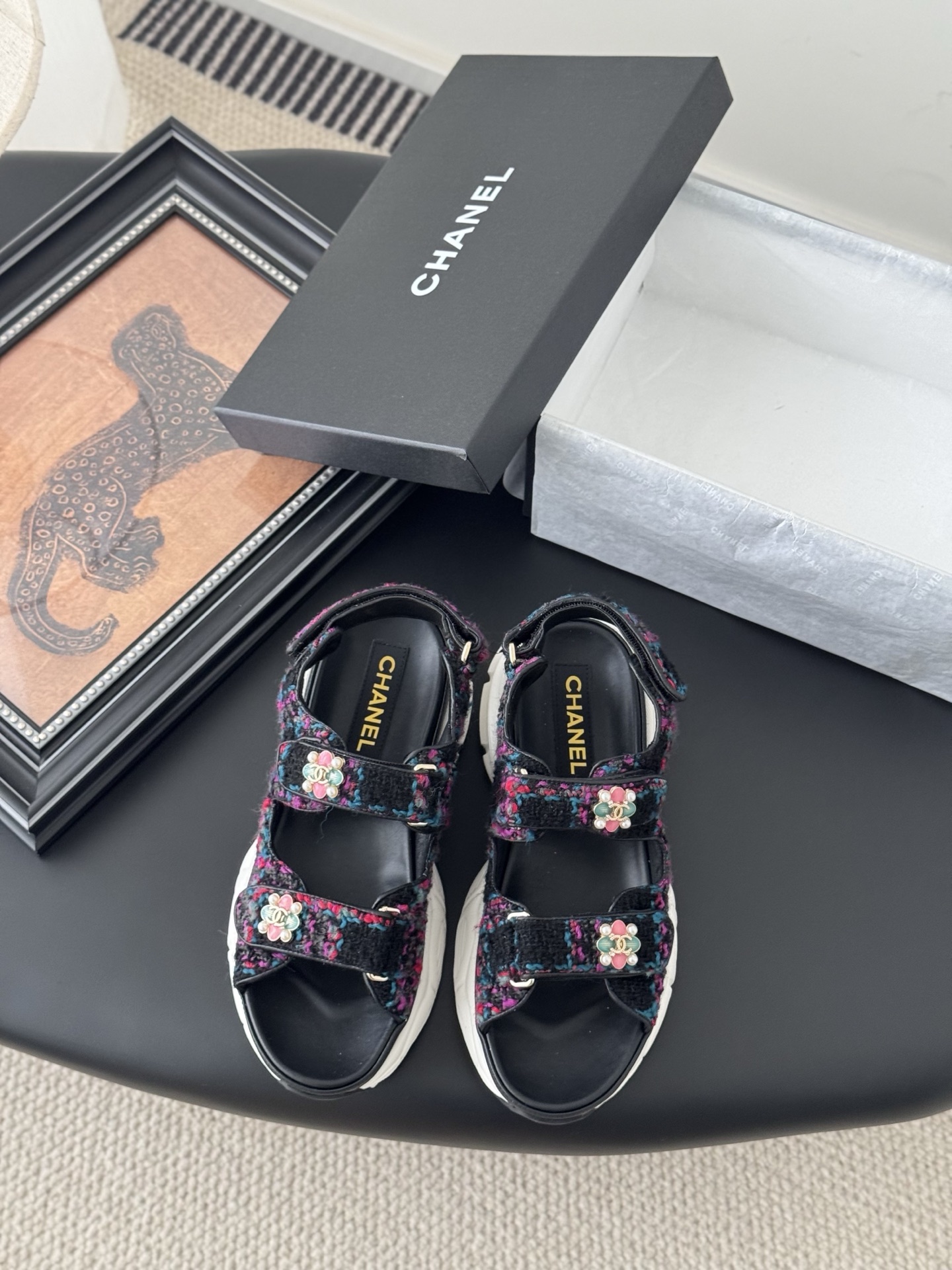 NO:391612,Chanel 25 new Velcro sandal layout!  Top version of the product!  All colors are available in my home!  Imported upper fabric, sheepskin inside the footrest, original hardware buckle. All equipped with top-grade packaging for special counters!  Size:35-39 Other sizes custom made, sandals, chanel, sandals, sheepskin19860909Chanel 25新魔术贴凉鞋版面！ 顶级对版货！ 所有的颜色我家都有！ 鞋面进口面料,垫脚内里羊皮,原版五金扣. 均配专柜顶级包装！ Size:35-39 其它码数定做,凉鞋,chanel,sandals,sheepskin,Women's Shoes