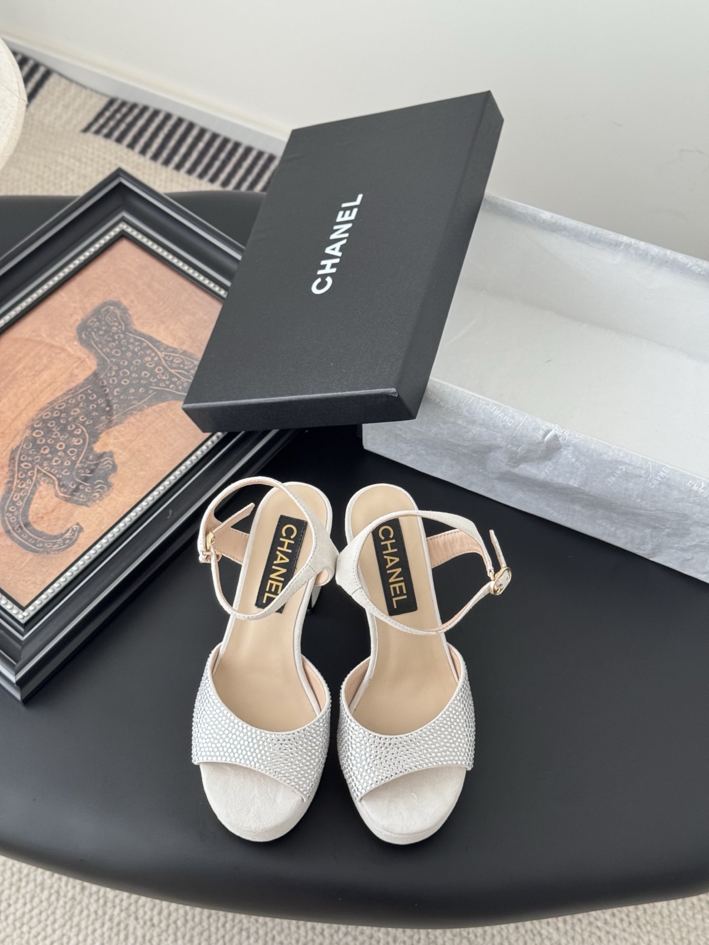 NO:391605,Chanel25K early spring series waterproof platform ironing sandals, new model is available for sale, original ironing process, inner foot pad sheepskin, genuine leather soles, Size: 35-39 Other sizes customized, high heels, chanel, sandals, high heels, sheepskin, Leather soles19860909Chanel25K早春系列防水台烫钻凉鞋 新款抢先发售 原版烫钻工艺 内里垫脚羊皮 真皮大底 Size:35-39 其它码数定做,高跟鞋凉鞋,chanel,sandals,high heels,sheepskin,Leather soles,Women's Shoes