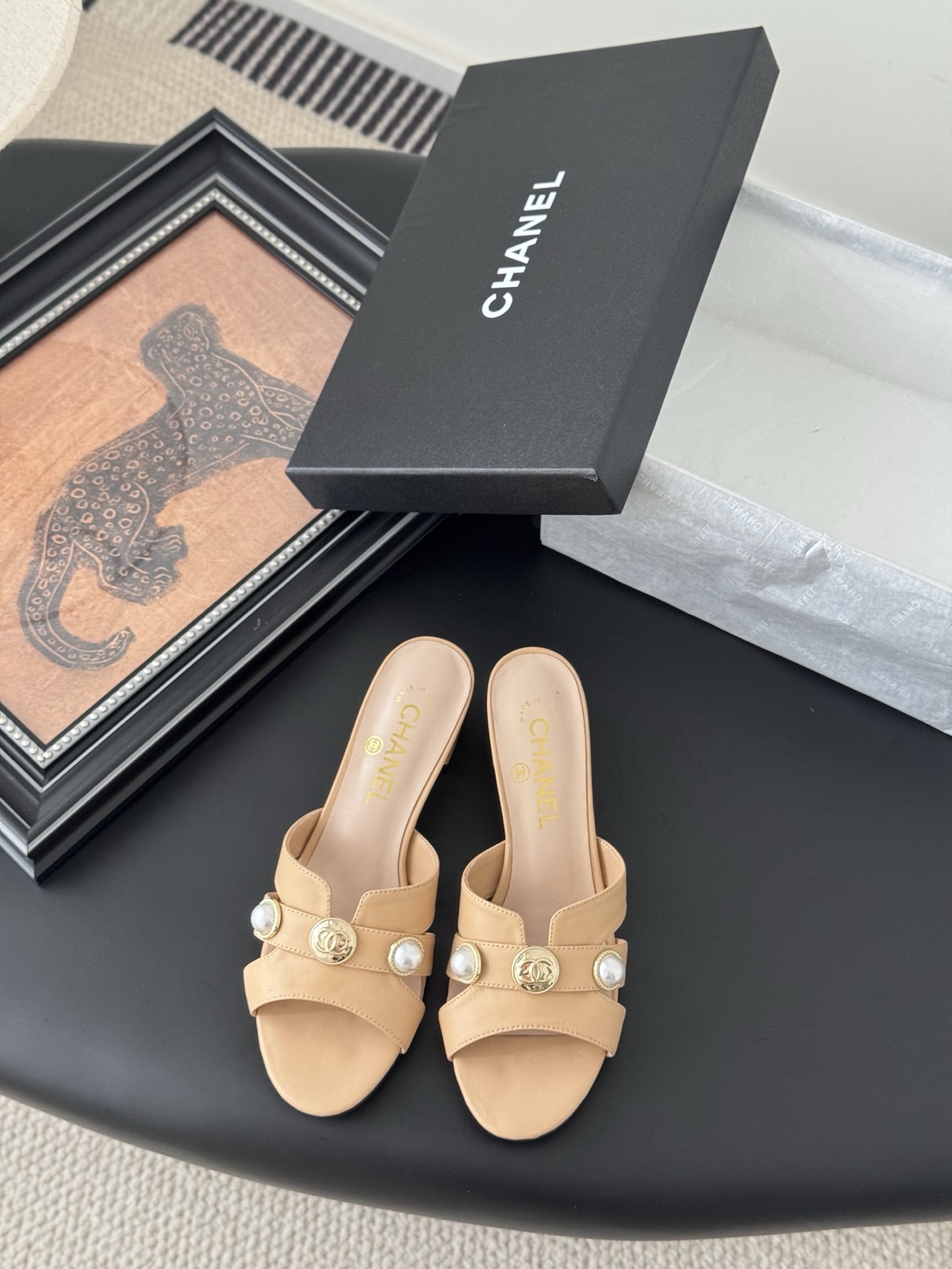 NO:391598,Chanel 25P new double C slippers, new spring and summer style, high version and high quality. Upper cowhide, footbed sheepskin, genuine leather outsole. Size: 35-39 Customized for other sizes, slippers, chanel, slippers, cowhide, sheepskin, Leather soles19860909Chanel 25P新款双C拖鞋 春夏新款,高版本高品质. 鞋面牛皮,垫脚羊皮,真皮大底. Size:35-39 其他码数定做,拖鞋,chanel,slippers,cowhide,sheepskin,Leather soles,Women's Shoes