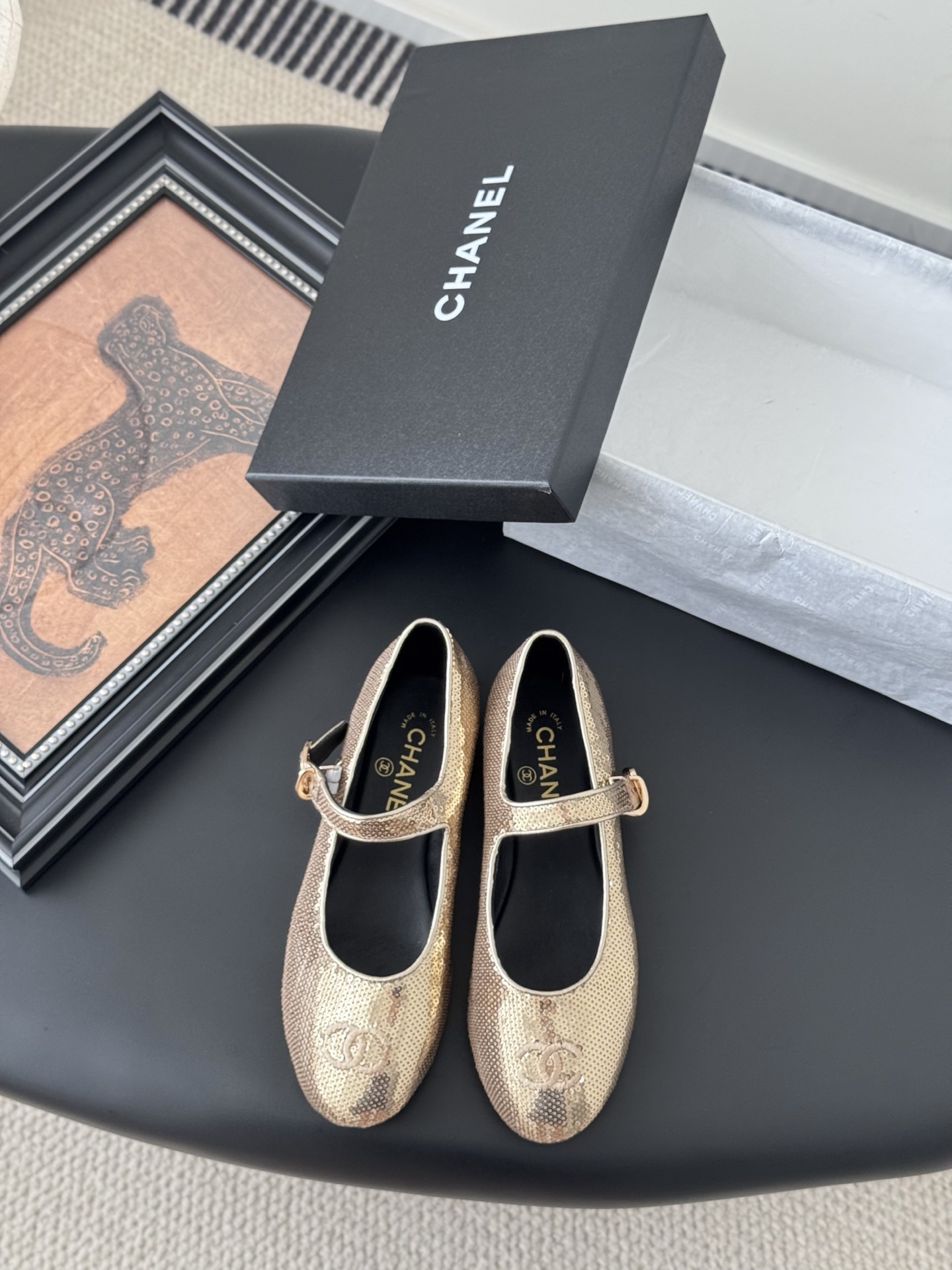 NO:391657,Chanel 25s catwalk Mary Jane single shoes are simple yet sweet and playful!  Corduroy twill splicing fabric, three-dimensional electric embroidery logo, solid color fabric is refreshing and easy to match, and it is more heeled with buttons. Inner sheepskin leather sole Size: 35-40, single shoes, chanel, mary jane, sheepskin, Leather soles19860909Chanel 25s走秀款玛丽珍单鞋 简约又不失甜美俏皮！ 灯芯绒斜纹拼接面料,立体电绣logo,纯色面料清爽易搭,搭配扣子更加跟脚.内里羊皮 真皮大底 Size:35-40,单鞋,chanel,mary jane,sheepskin,Leather soles,Women's Shoes