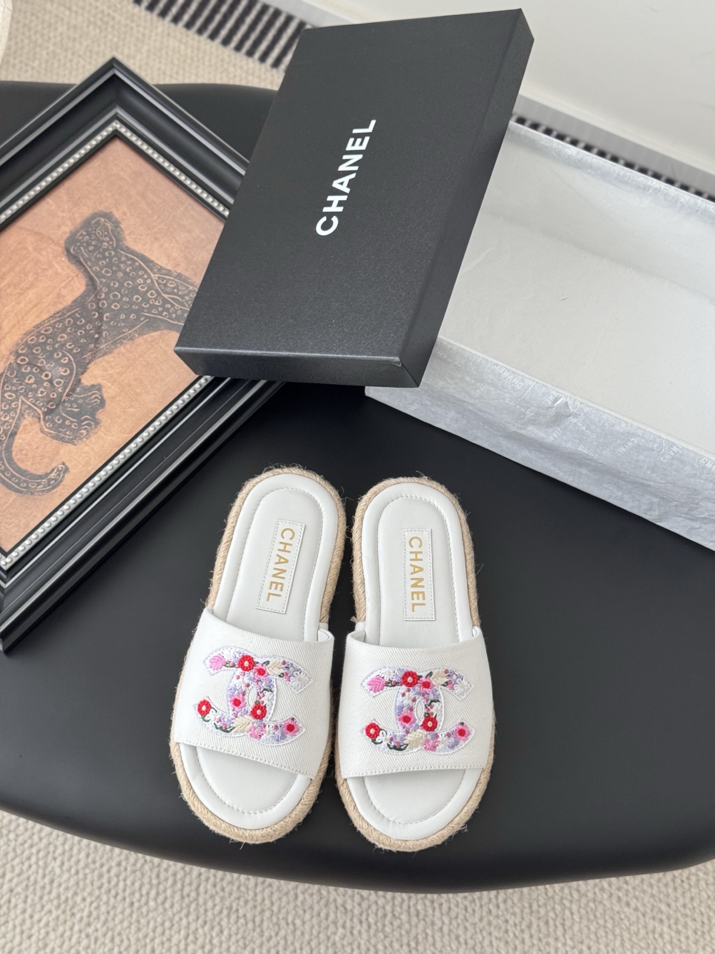 NO:407454,Chanel 25P new double C slippers Spring and summer new style, high-quality version and high quality. Upper cloth, footbed sheepskin, rubber outsole. Size:35-39 Other sizes customized, slippers, chanel, slippers, sheepskin19860909Chanel 25P新款双C拖鞋 春夏新款,高版本高品质. 鞋面布,垫脚羊皮,橡胶大底. Size:35-39 其他码数定做,拖鞋,chanel,slippers,sheepskin,Women's Shoes