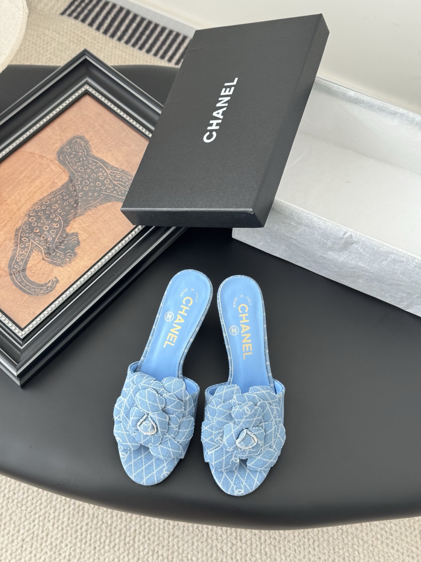 NO:407451,Chanel 25P new camellia slippers. Each exquisite flower has a small crystal flower core embellishment. I would like to call it the hydrangeas. The difference between this season's Mary Jane shoes is very unique and fairy. The half-hollowed lace-up design is small and playful and invincible. The white lace-up is very beautiful and girlish. The upper denim, inner sheepskin, leather soles. Size: 35-39 40 Custom made non-return and exchange, high heels, chanel, mary jane, high heels, slippers, sheepskin, Leather soles19860909Chanel 25P新款山茶花拖鞋 精致的花朵每一朵都有小水晶花芯儿点缀我愿叫它星星点点的绣球花很别致又很仙女 这一季的玛丽珍鞋子区别与以前半镂空的系带设计小俏皮又无敌舒适 白色系奶乎乎穿起来很乖的少女感 鞋面牛仔布 内里羊皮 真皮大底 Size:35-39 40定做不退换,高跟鞋拖鞋,chanel,mary jane,high heels,slippers,sheepskin,Leather soles,Women's Shoes