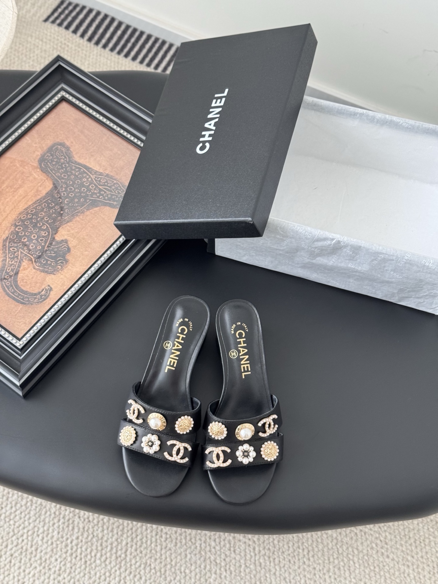 NO:407439,Chanel 25A high-end handicraft workshop series, new models are available first, this spring and summer must-have items Original development Private model hardware Original outsole Upper cowhide/Nibu Neli sheepskin Size: 35-39 Other sizes are fixed, slippers sandals, chanel, sandals, slippers, cowhide, sheepskin19860909Chanel 25A高级手工坊系列 新款抢先发售 今年春夏必爆单品 原版开发 私模五金 原版大底 鞋面牛皮/妮布 内里羊皮 Size:35-39 其他码数定,拖鞋凉鞋,chanel,sandals,slippers,cowhide,sheepskin,Women's Shoes