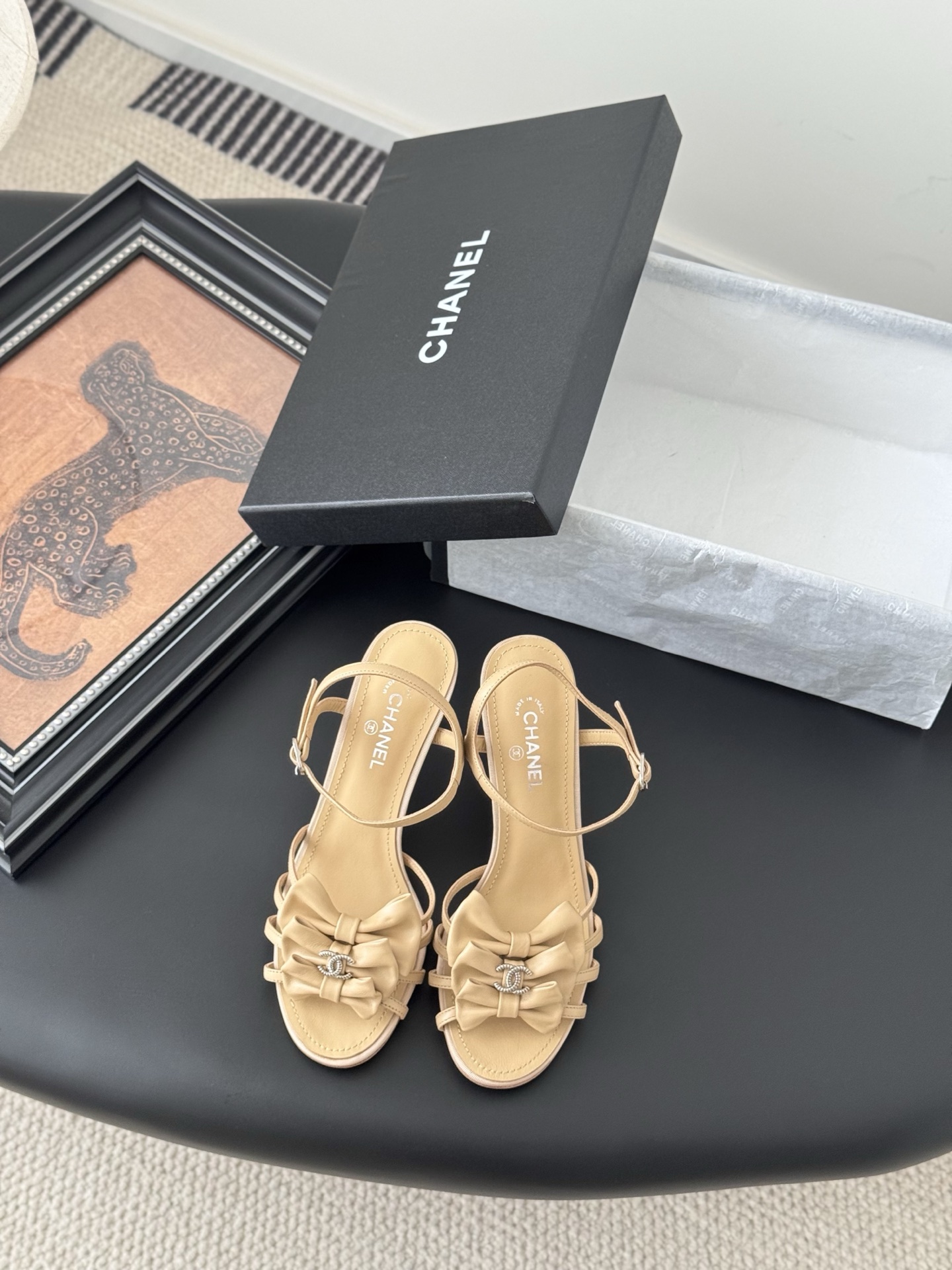 NO:407465,Chanel 25P new camellia sandals. Each exquisite flower has a small crystal flower core embellishment. I would like to call it the hydrangeas. The difference between this season's Mary Jane shoes is very unique and fairy. The half-hollow lace-up design is small and playful and invincible. The white lace-up milk is very well-behaved. The inner sheepskin leather outsole. Size: 35-39 40 Custom made non-return and exchange, high heels, chanel, sandals, mary jane, high heels, sheepskin, Leather soles19860909Chanel 25P新款山茶花凉鞋 精致的花朵每一朵都有小水晶花芯儿点缀我愿叫它星星点点的绣球花很别致又很仙女 这一季的玛丽珍鞋子区别与以前半镂空的系带设计小俏皮又无敌舒适 白色系奶乎乎穿起来很乖的少女感 内里羊皮 真皮大底 Size:35-39 40定做不退换,高跟鞋凉鞋,chanel,sandals,mary jane,high heels,sheepskin,Leather soles,Women's Shoes