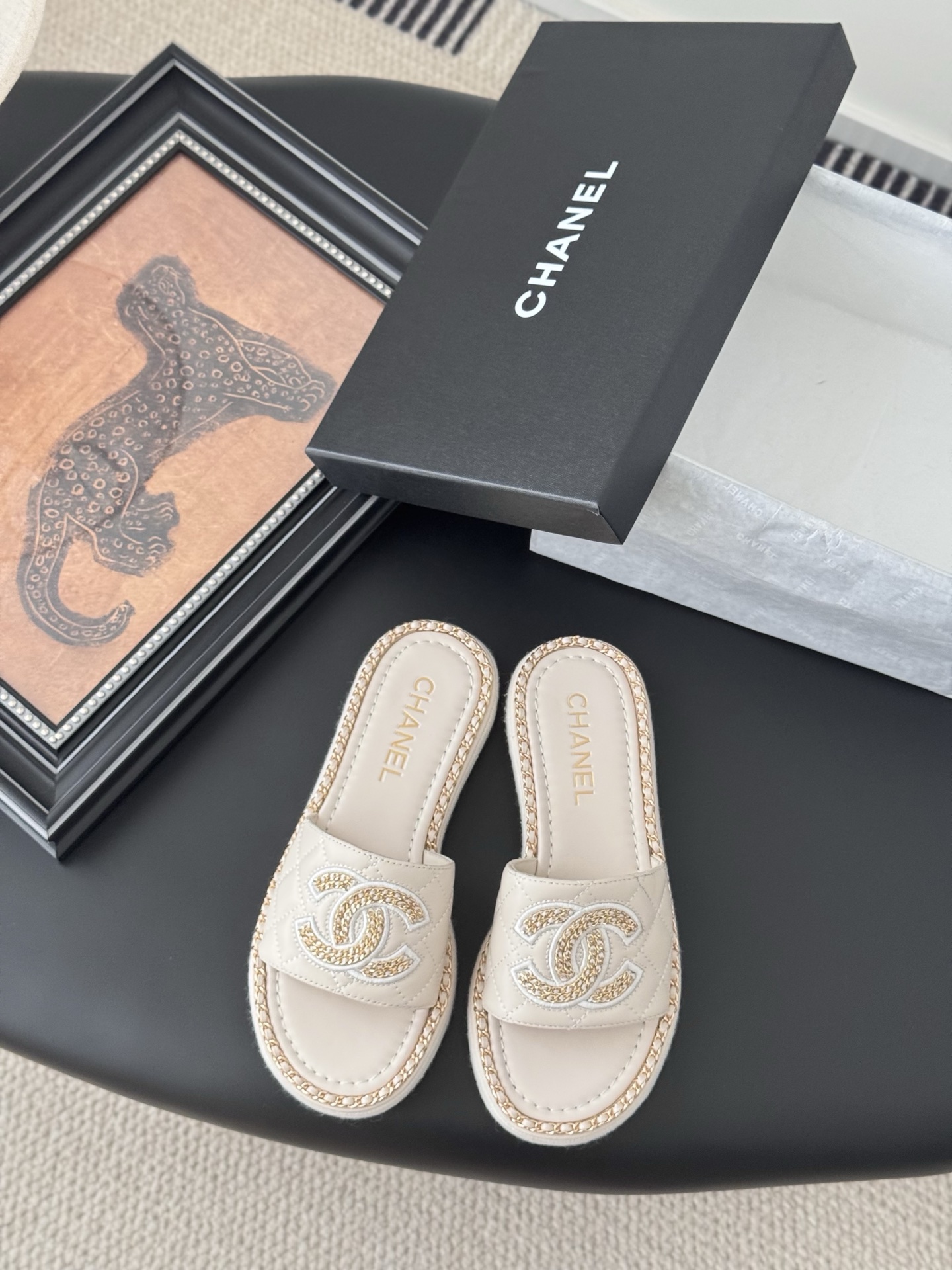 NO:407459,Chanel 25C spring and summer new full series chain slippers, full series first release, I have it in the counter!  High-quality upper cowhide/original fabric inner sheepskin original outsole Size:35-39 Other sizes, slippers, chanel, slippers, cowhide, sheepskin19860909Chanel 25C春夏新款全系列链条拖鞋 全系列首发 专柜有的我都有！ 高版本高品质 鞋面牛皮/原版面料 内里羊皮 原版大底 Size:35-39 其他码数定,拖鞋,chanel,slippers,cowhide,sheepskin,Women's Shoes