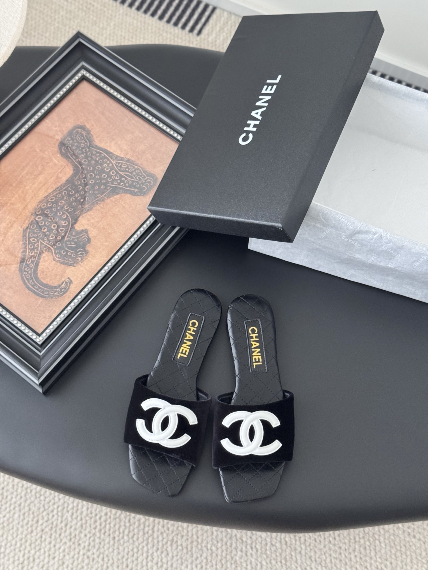 NO:403827,Chanel 25 new camellia slippers. Each exquisite flower has a small crystal flower core embellishment. I would like to call it the hydrangeas. The difference between this season's Mary Jane shoes is very unique and fairy. The half-hollowed lace-up design is small and playful and invincible. The white lace-up is very beautiful and girlish. The upper denim, inner sheepskin, leather soles. Size:35-39 40 Custom made non-return and exchange. Slippers, chanel, mary jane, slippers, sheepskin, Leather soles.19860909Chanel 25新款山茶花拖鞋 精致的花朵每一朵都有小水晶花芯儿点缀我愿叫它星星点点的绣球花很别致又很仙女 这一季的玛丽珍鞋子区别与以前半镂空的系带设计小俏皮又无敌舒适 白色系奶乎乎穿起来很乖的少女感 鞋面牛仔布 内里羊皮 真皮大底 Size:35-39 40定做不退换,拖鞋,chanel,mary jane,slippers,sheepskin,Leather soles,Women's Shoes